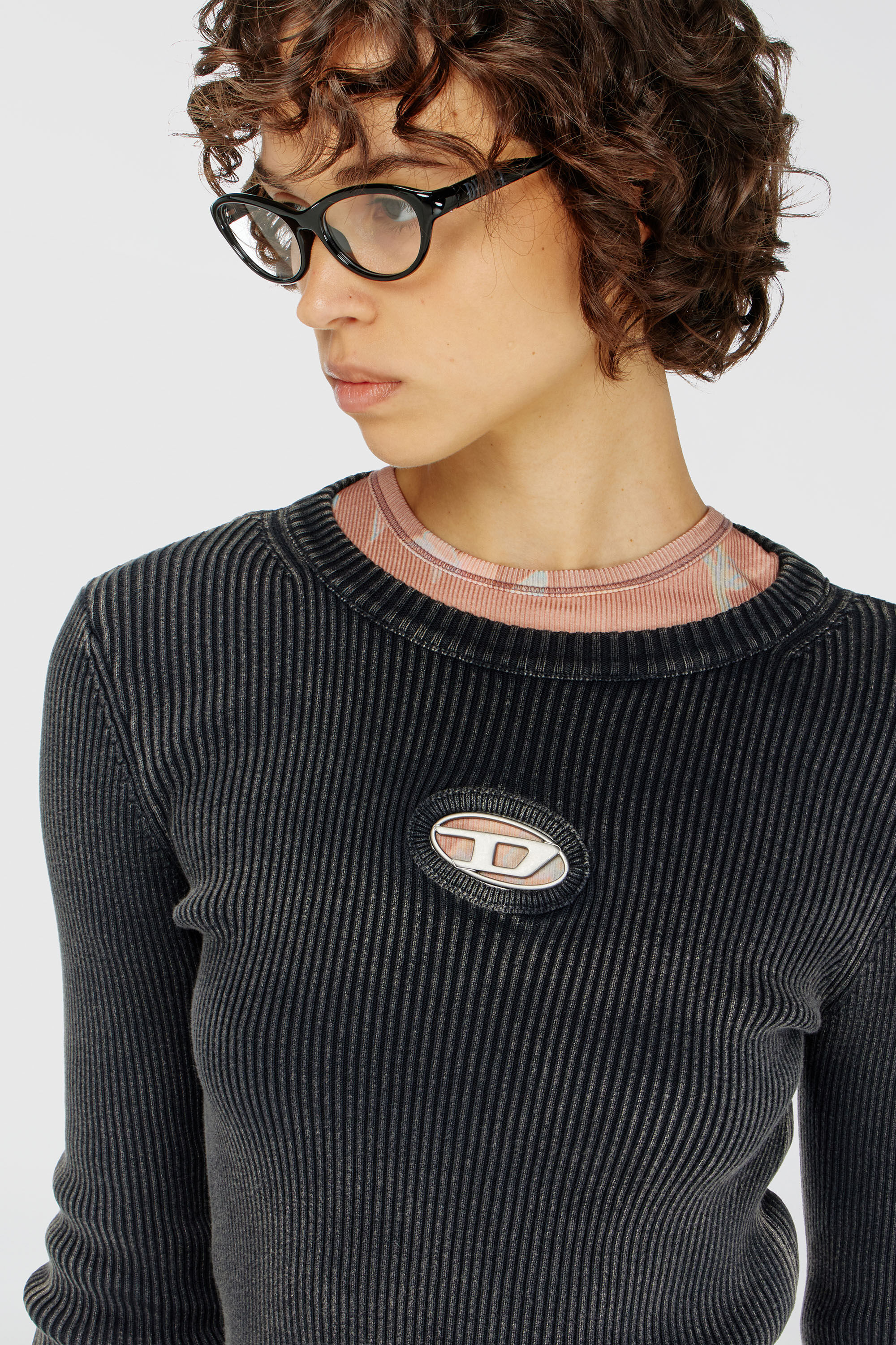 Diesel - M-ANCHOR-A, Maglia cropped con logo cut-out Donna in Nero - 5