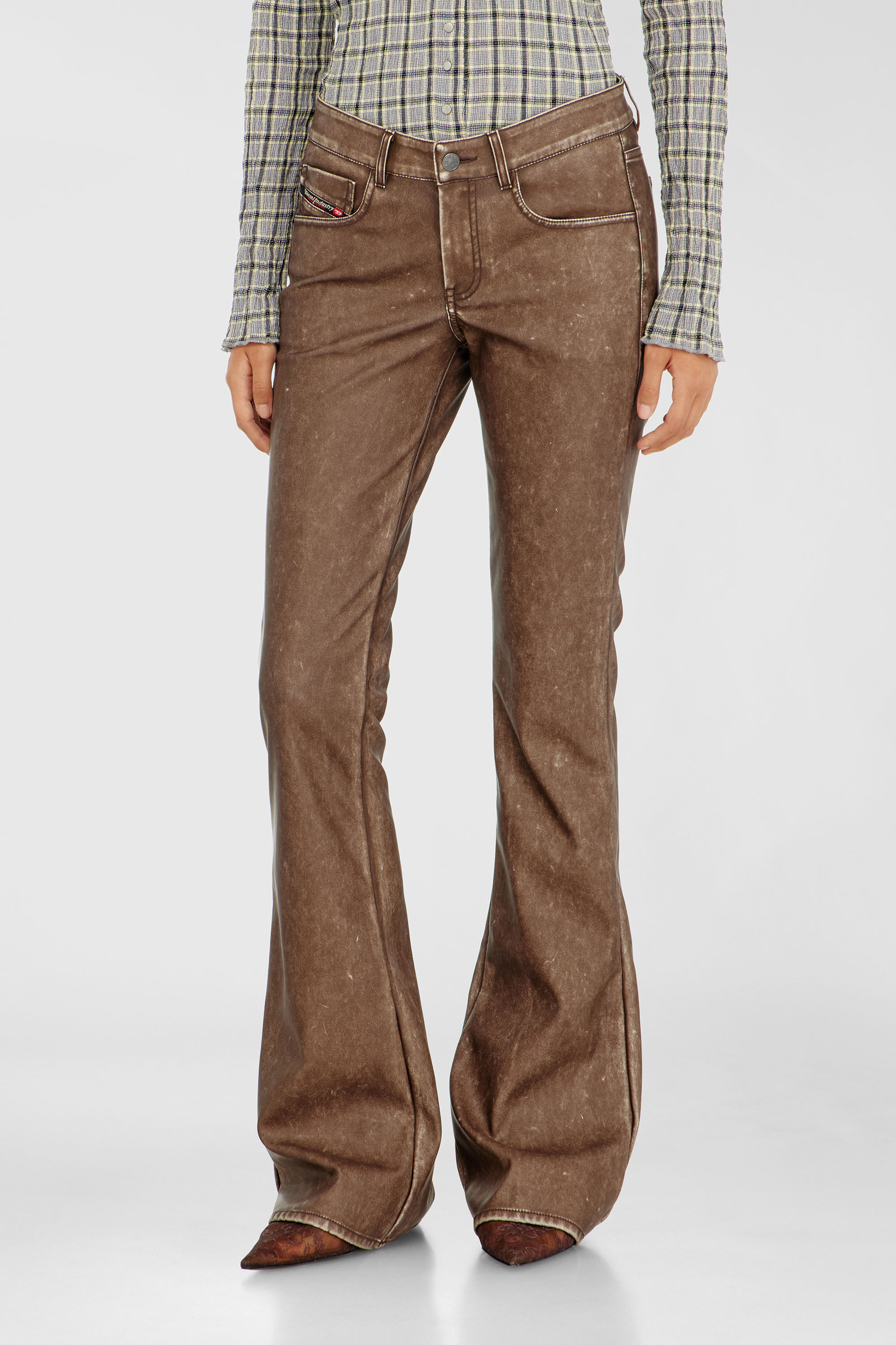 Diesel - P-STELLAR-S1, Pantaloni bootcut in tessuto coated lavorato Donna in Marrone - 3