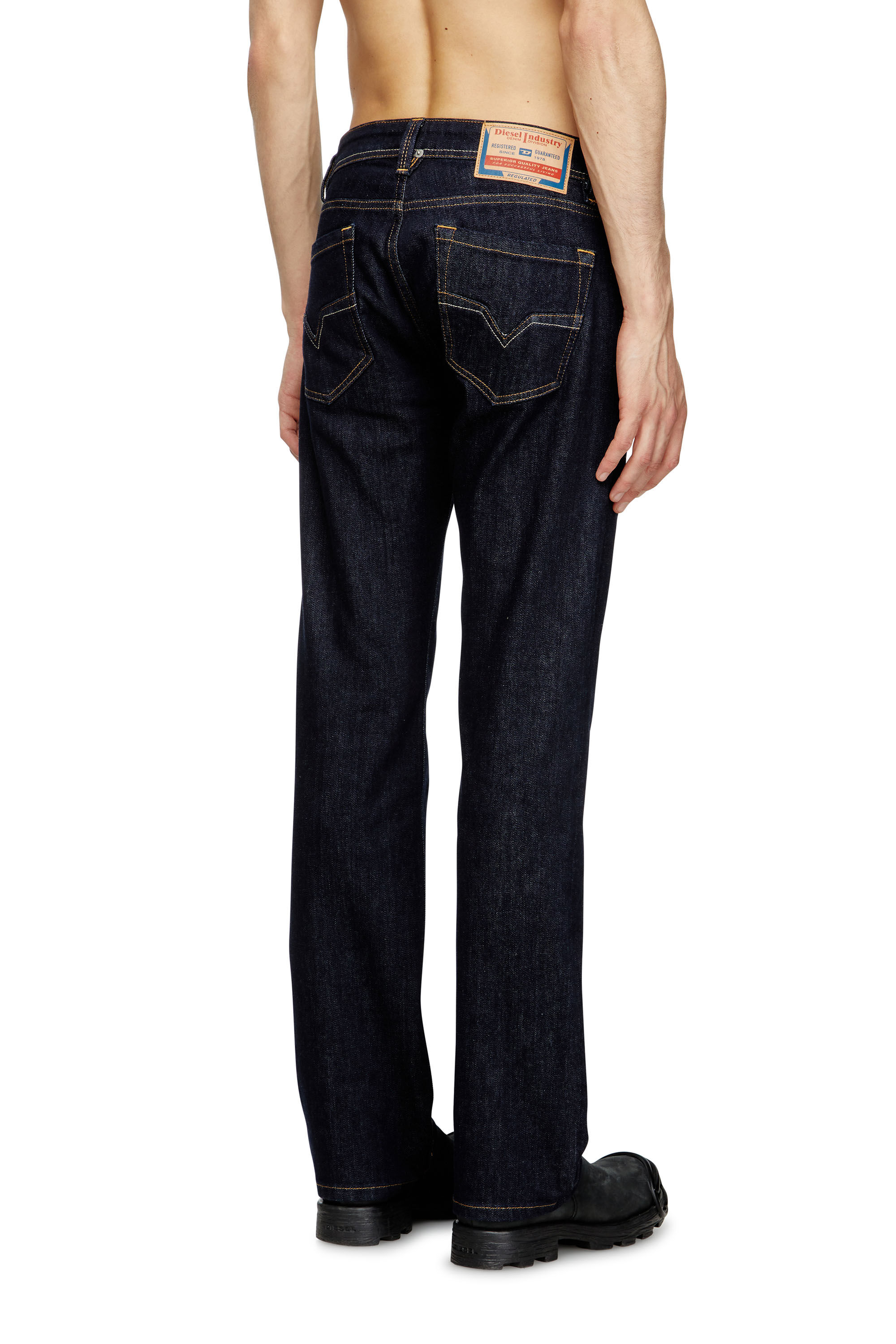 Diesel - Regular Jeans 1985 Larkee 0DBEJ Uomo, Blu Scuro - Image 4