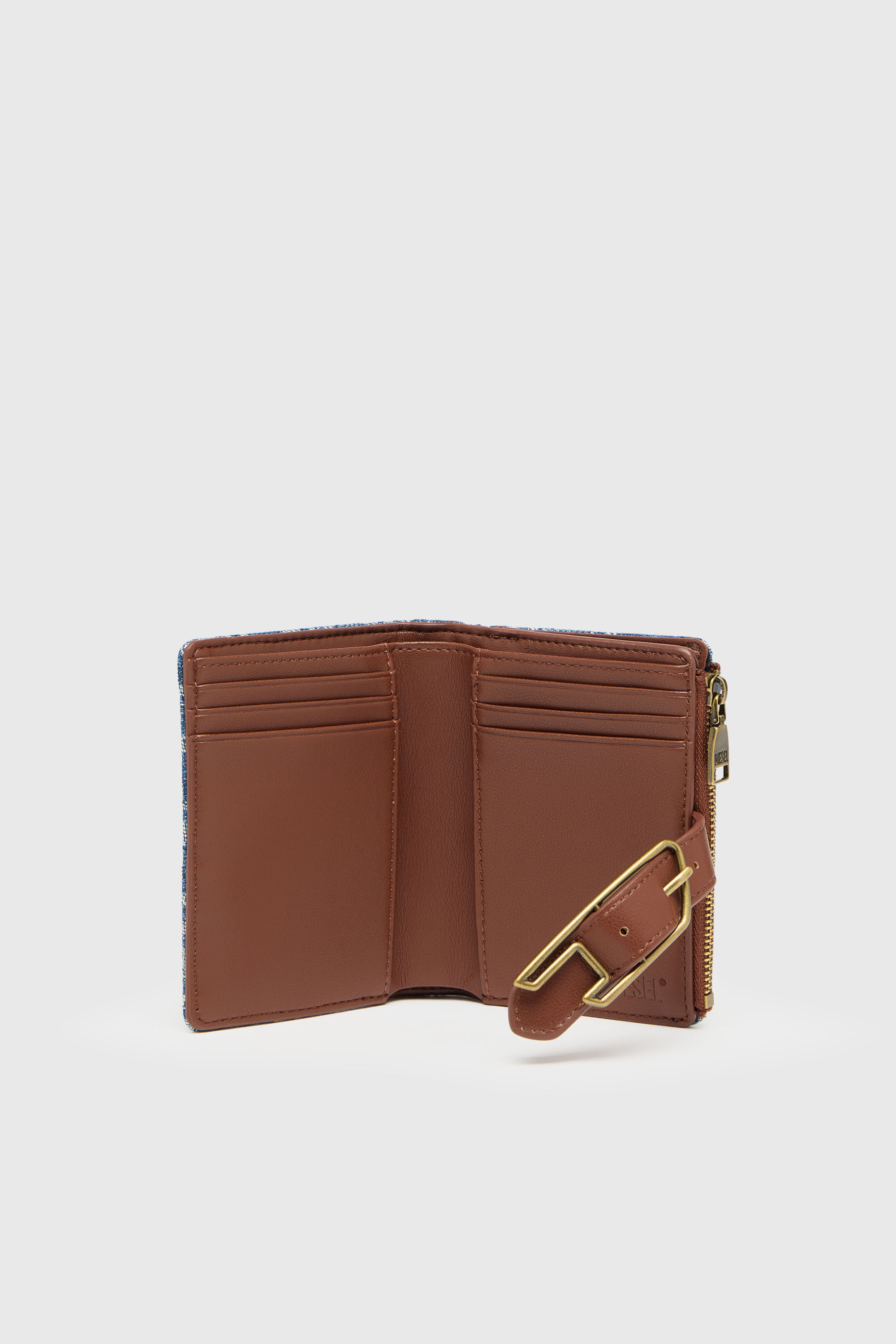 Diesel - D-LINE BI FOLD ZIP II, Portafoglio bi-fold in monogram denim con dettaglio cintura Donna in Blu - 3
