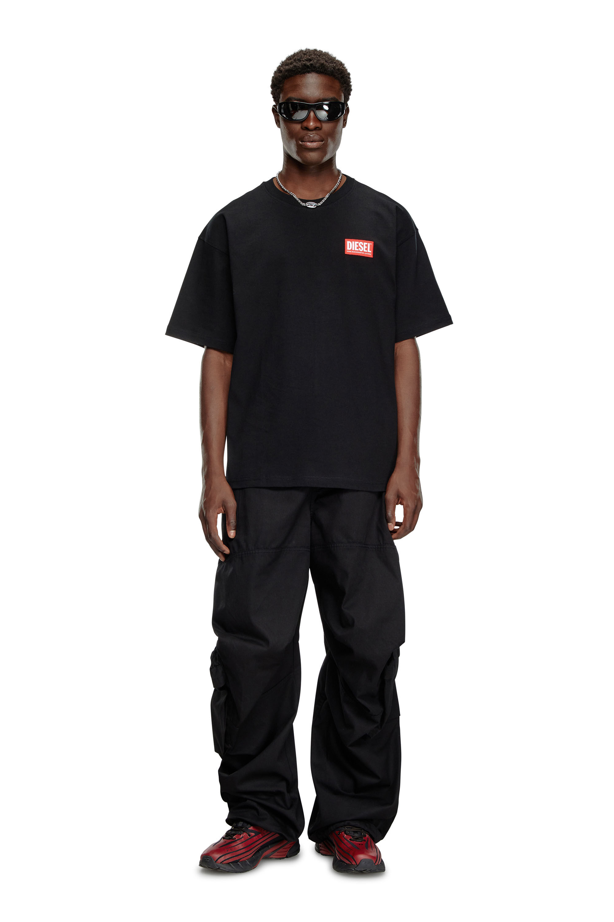 Diesel - T-BOXT-LAB, T-shirt con patch logo jacquard Uomo in Nero - 1