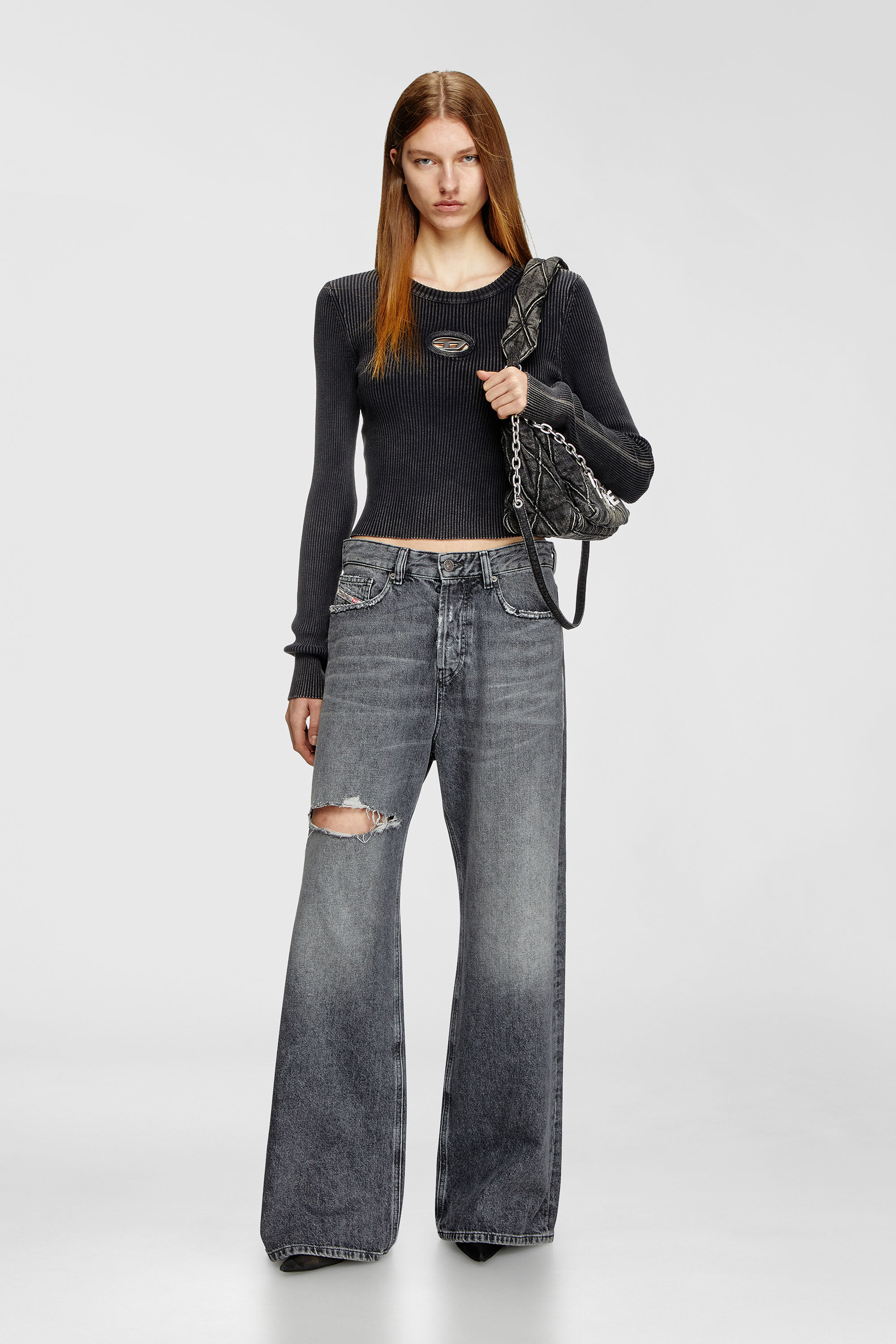 Diesel - M-ANCHOR-A, Maglia cropped con logo cut-out Donna in Nero - 1