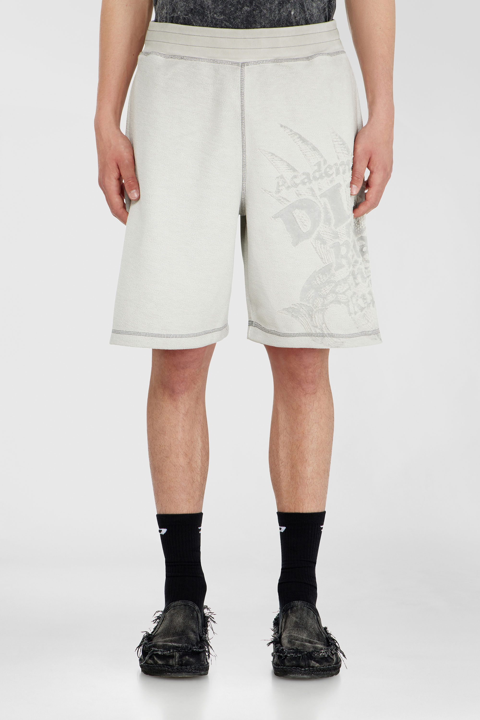 Diesel - P-RAWCROW, Pantaloni corti da tuta con motivi d&eacute;vor&eacute; Uomo in Grigio - 3