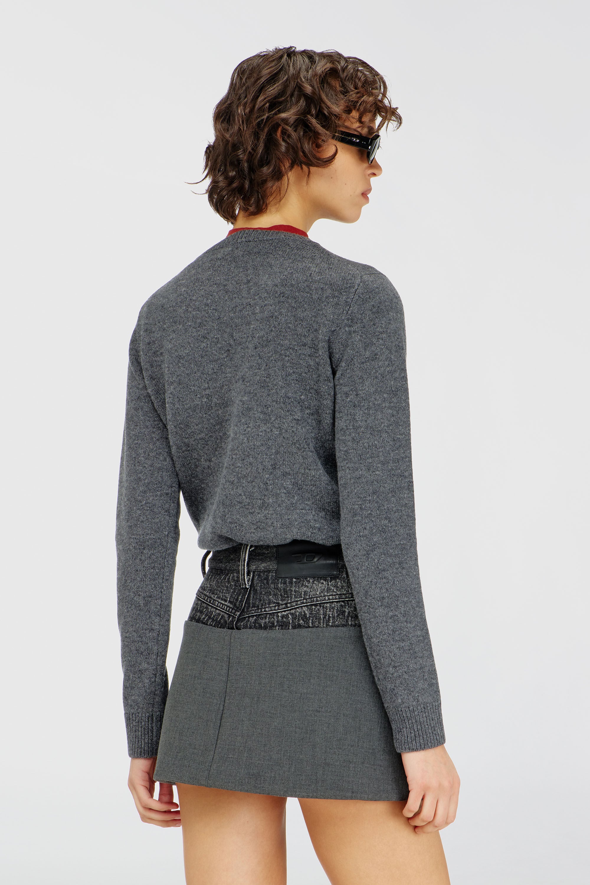 Diesel - M-IMARA, Maglione in lana con logo ricamato sul collo Donna in Grigio - 4