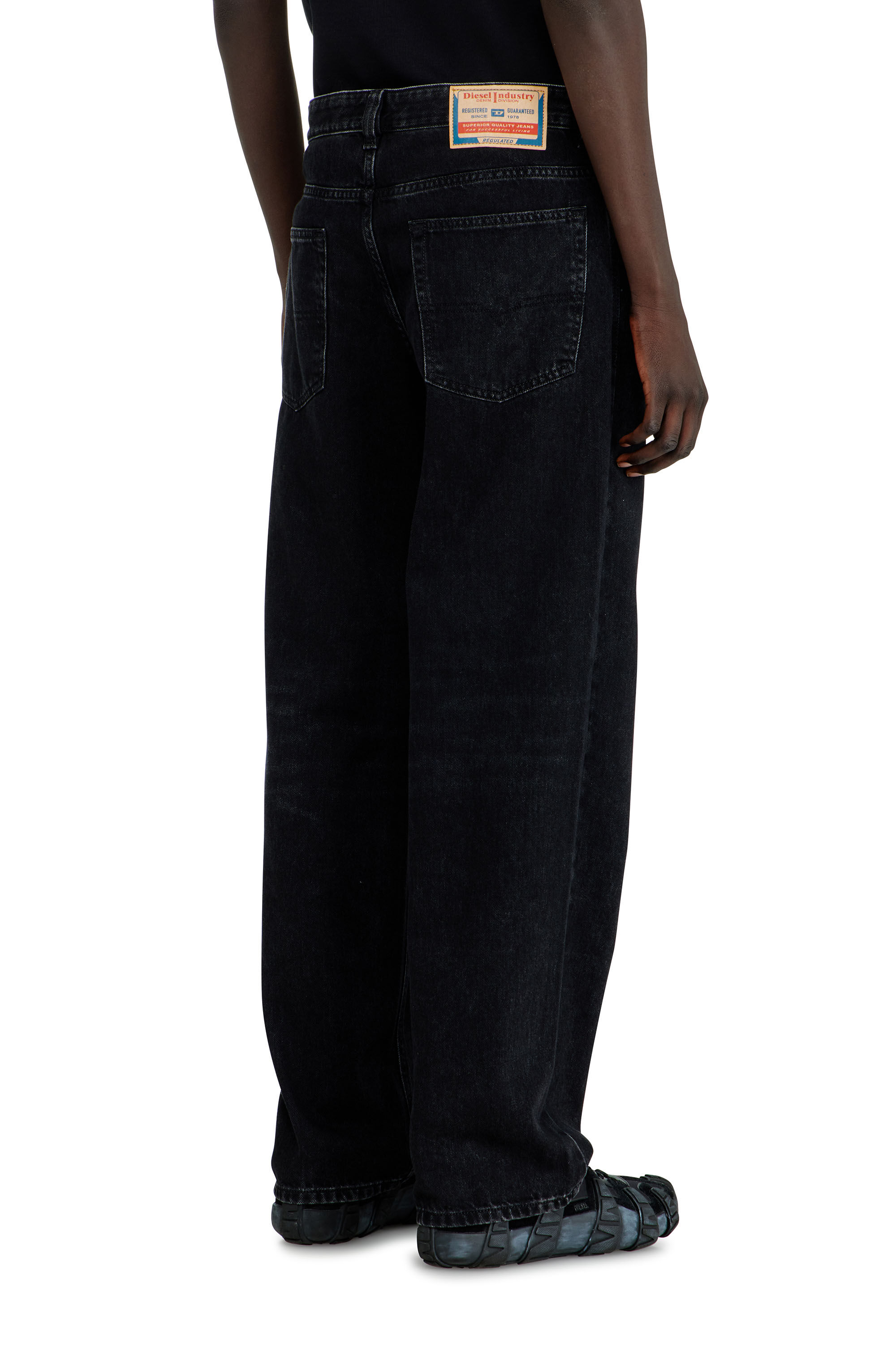 Diesel - Relaxed Jeans 2001 D-Macro 09P09 Uomo, Nero/Grigio scuro - Image 5