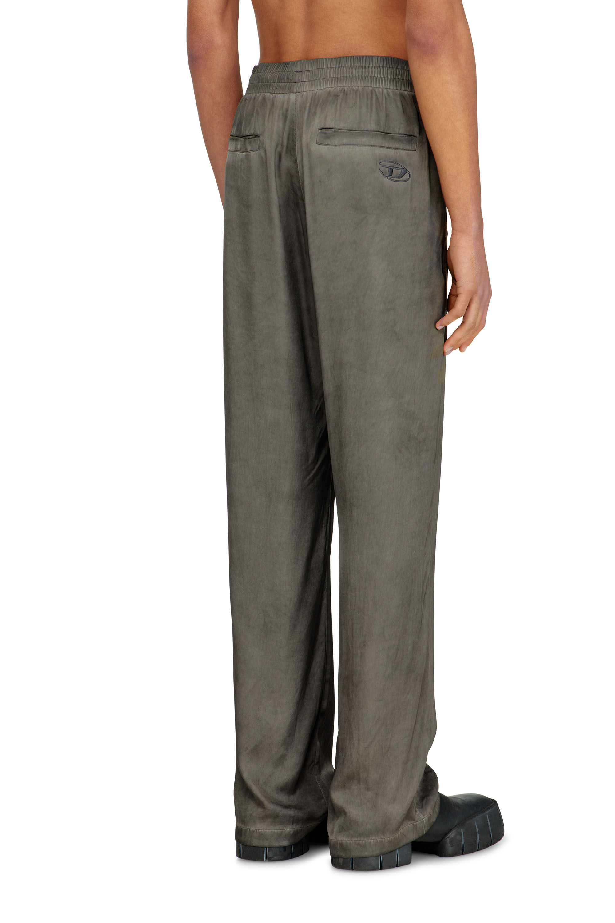 Diesel - P-THECK-ALBG, Pantaloni tuta in viscosa fluida dirt-wash Uomo in Grigio - 4