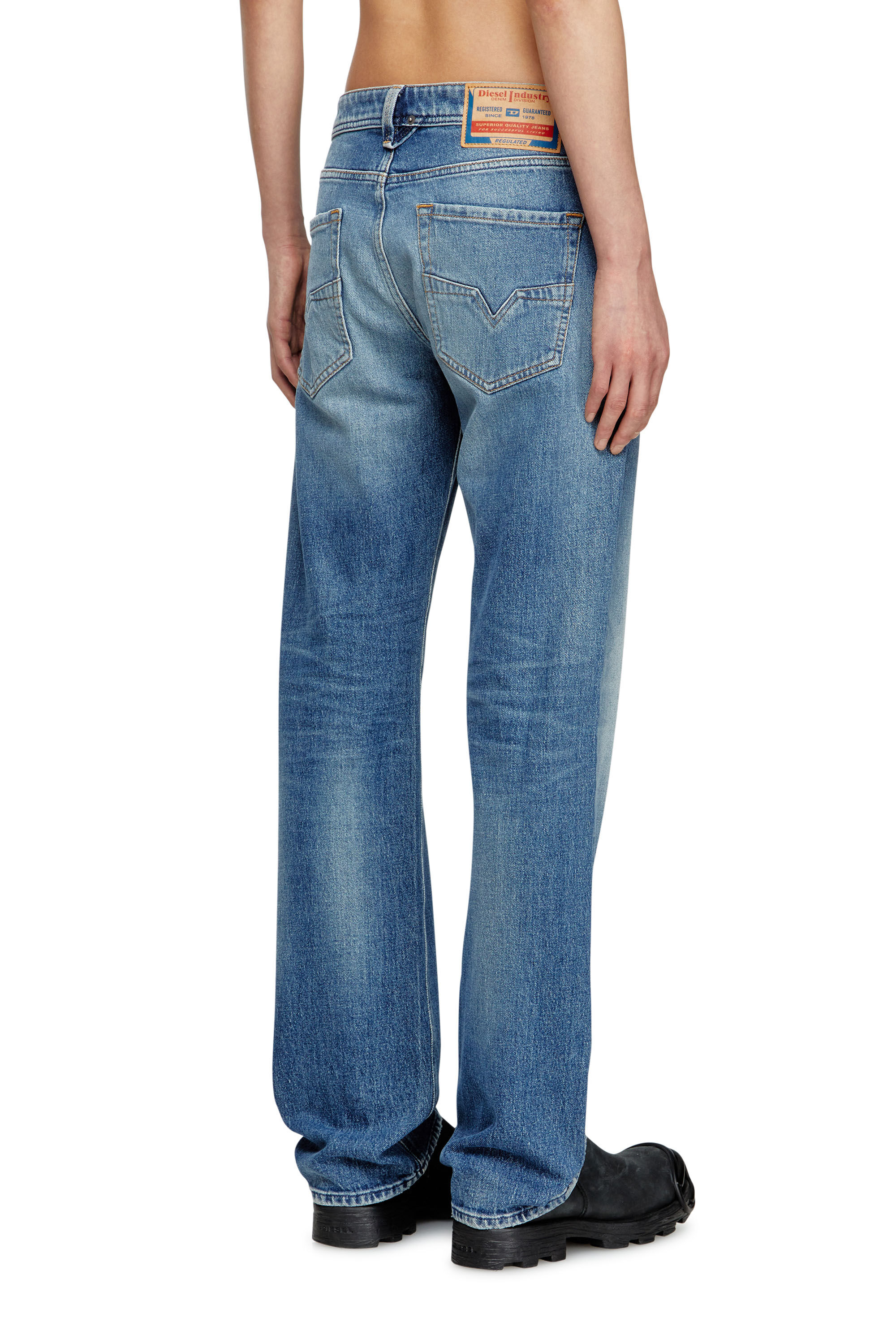 Diesel - Regular Jeans 1985 Larkee 09M12 Uomo, Blu medio - Image 4
