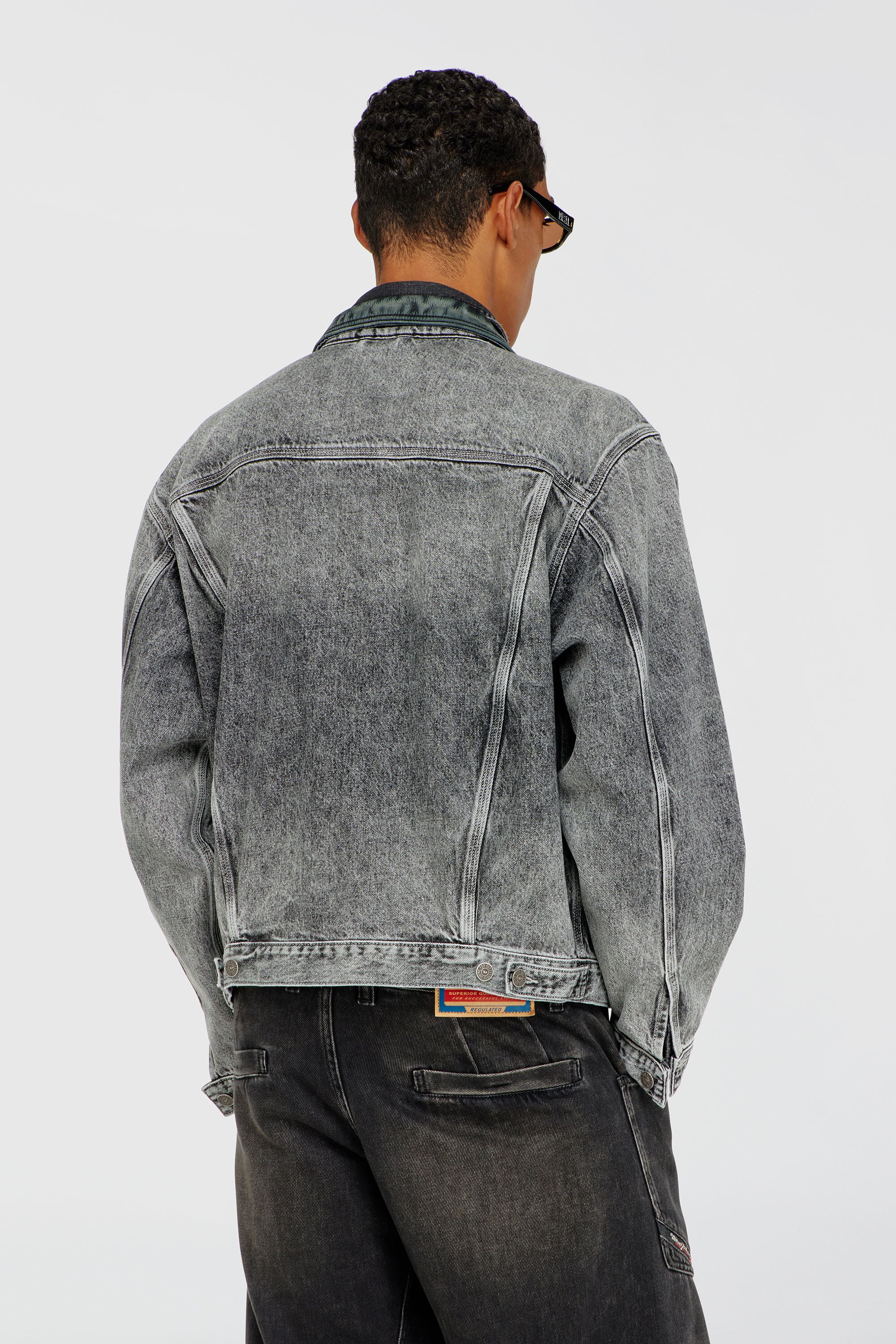 Diesel - D-DENVER-S, Giacca trucker in denim con rifiniture in pelle tono su tono Unisex in Grigio - 4