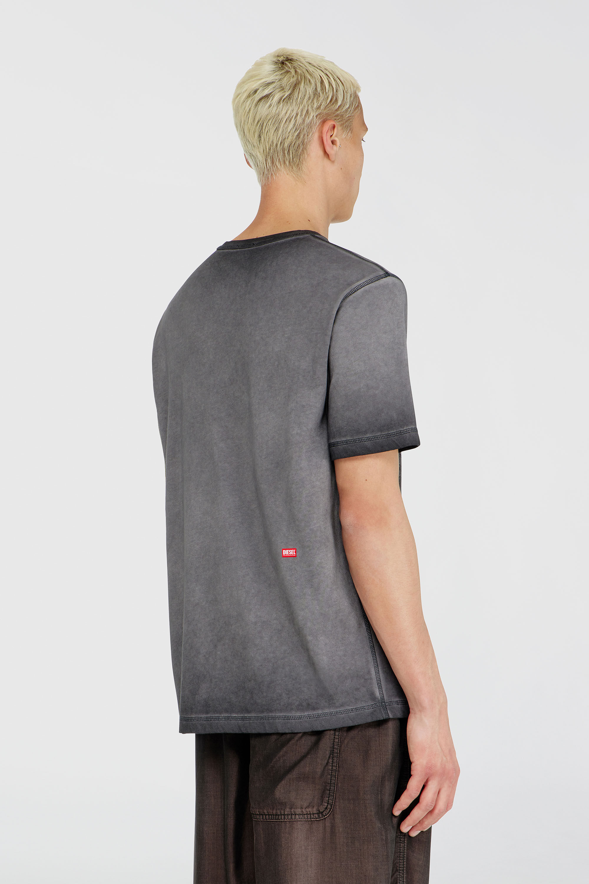 Diesel - T-RAWJUST-AA1, T-shirt in jersey con grafica in rilievo Uomo in Grigio - 4