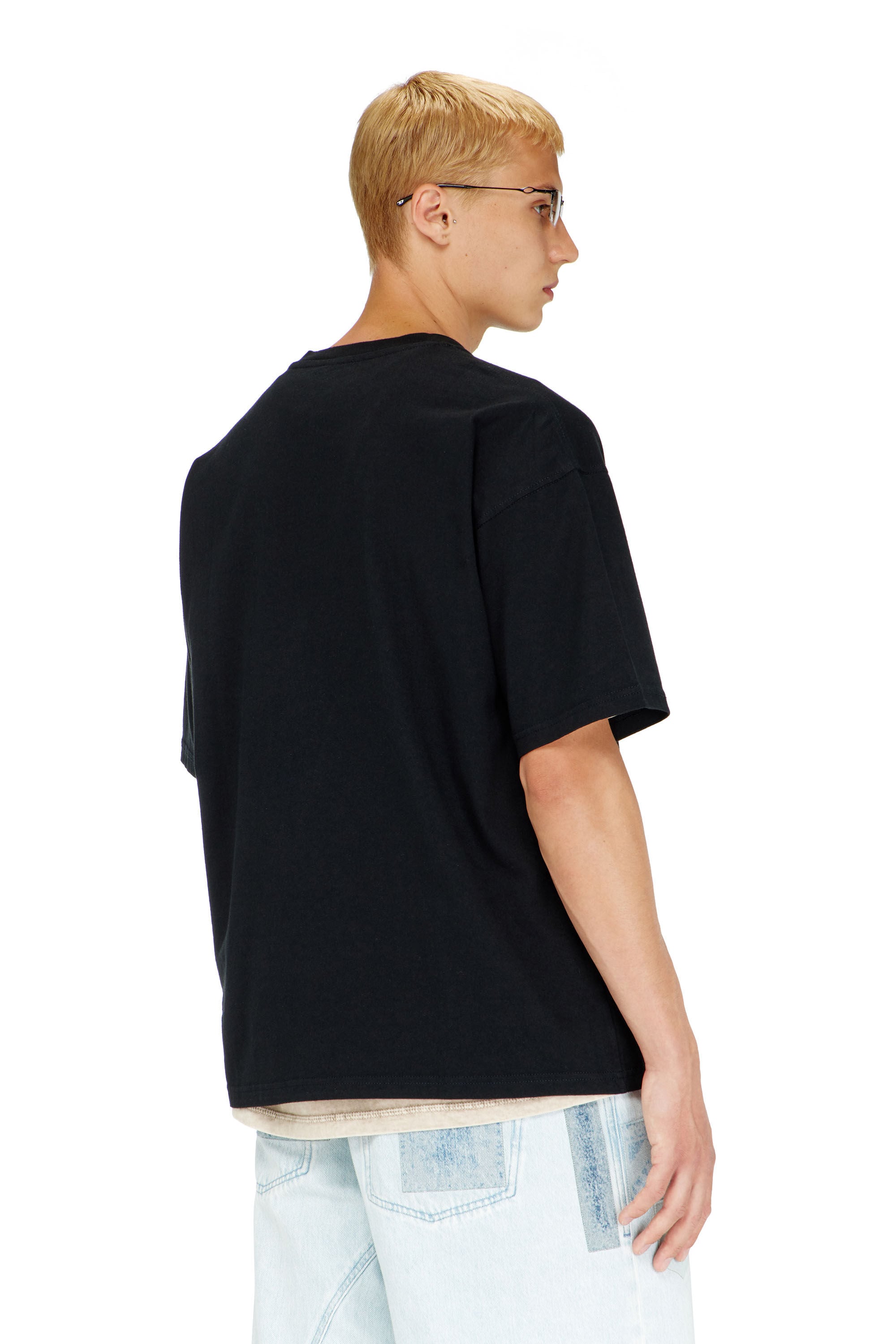 Diesel - T-BOXT-LAB, T-shirt con patch logo jacquard Uomo in Nero - 4