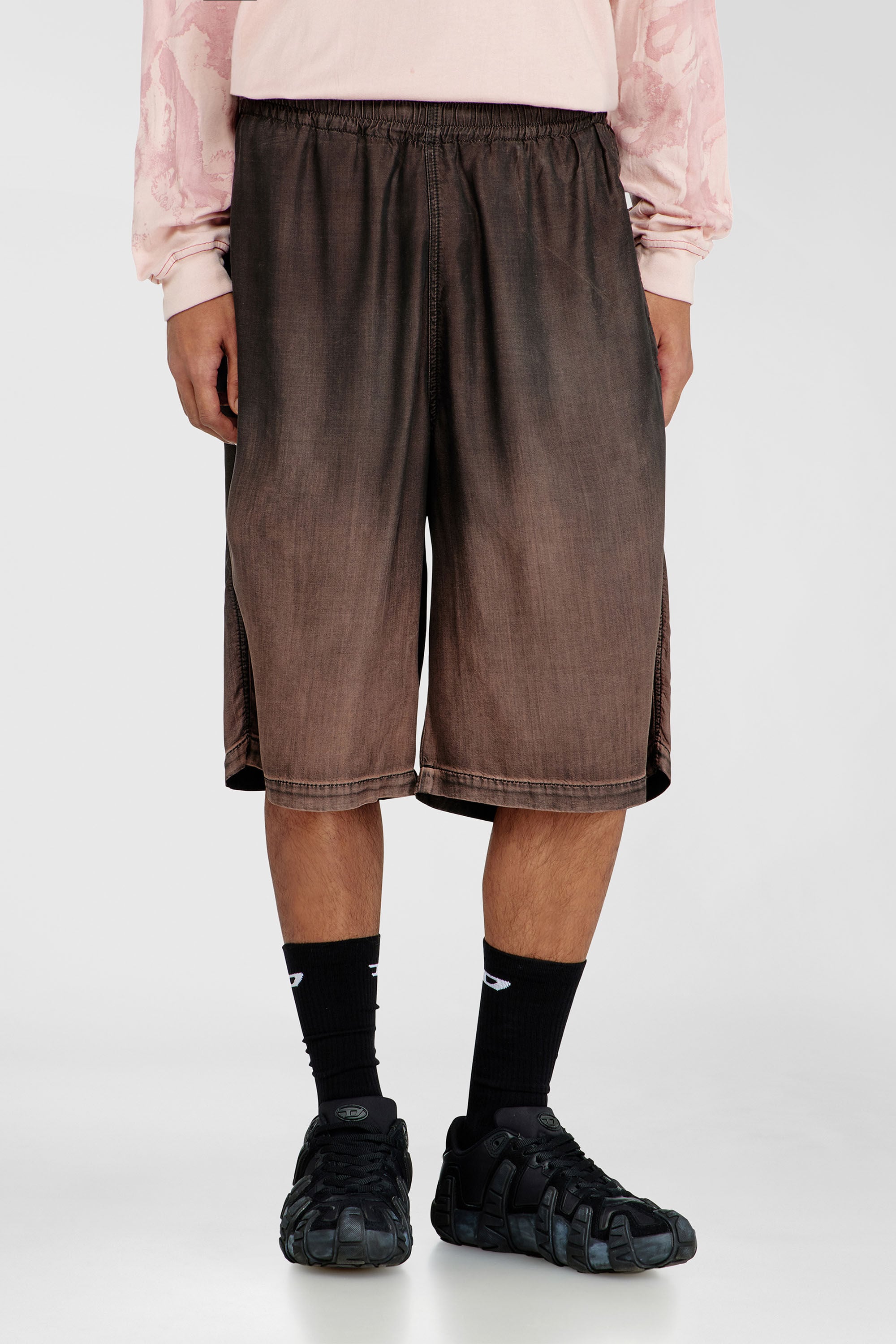 Diesel - D-RODER-SHORT-S, Bermuda relaxed in denim fluido spalmato Unisex in Marrone - 3