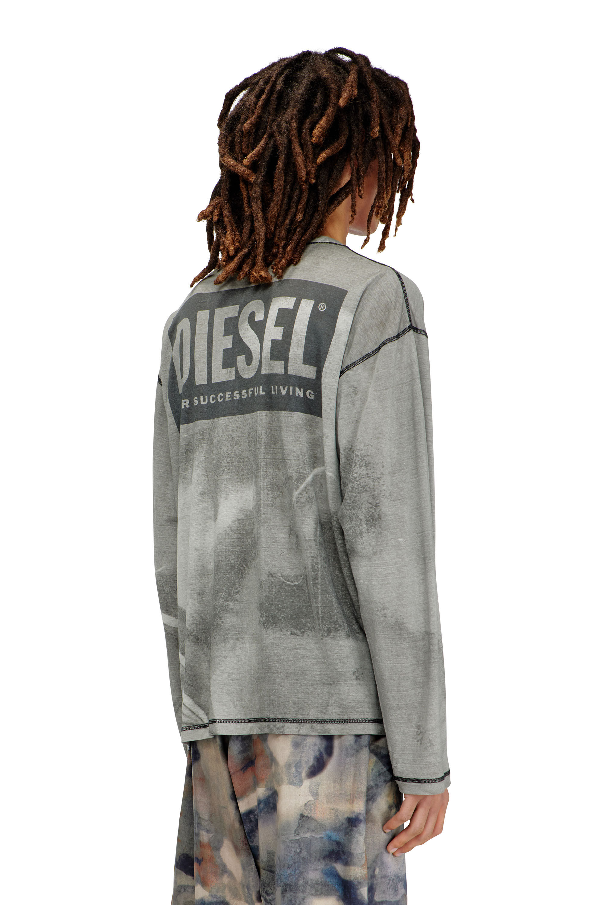 Diesel - T-BOXT-LS-NC-V1, T-shirt a manica lunga con stampa trompe l'oeil Uomo in Grigio - 4