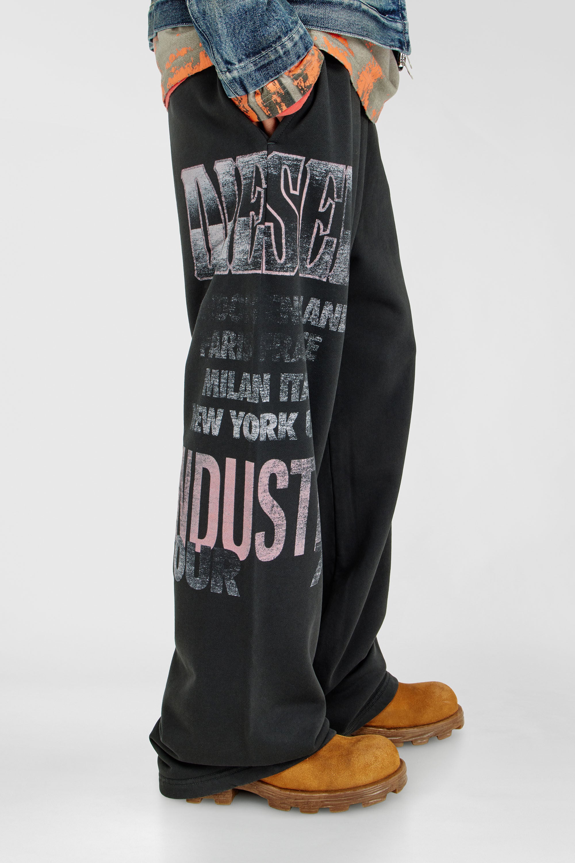 Diesel - P-ILL, Pantaloni da tuta con grafiche da concerto Uomo in Nero - 5