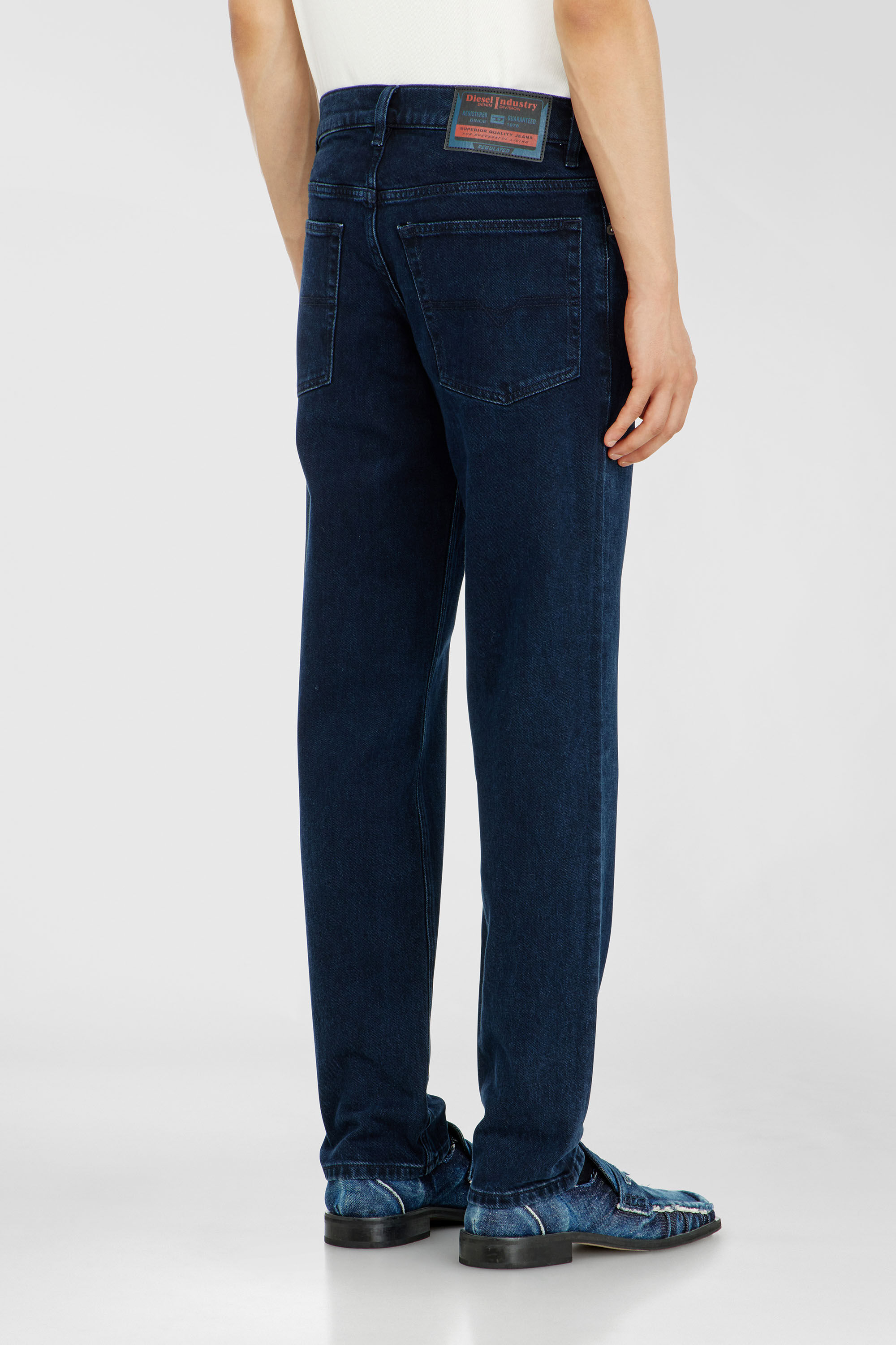Diesel - Regular Jeans 2023 D-Finitive 0KBBJ Uomo, Blu Scuro - Image 5
