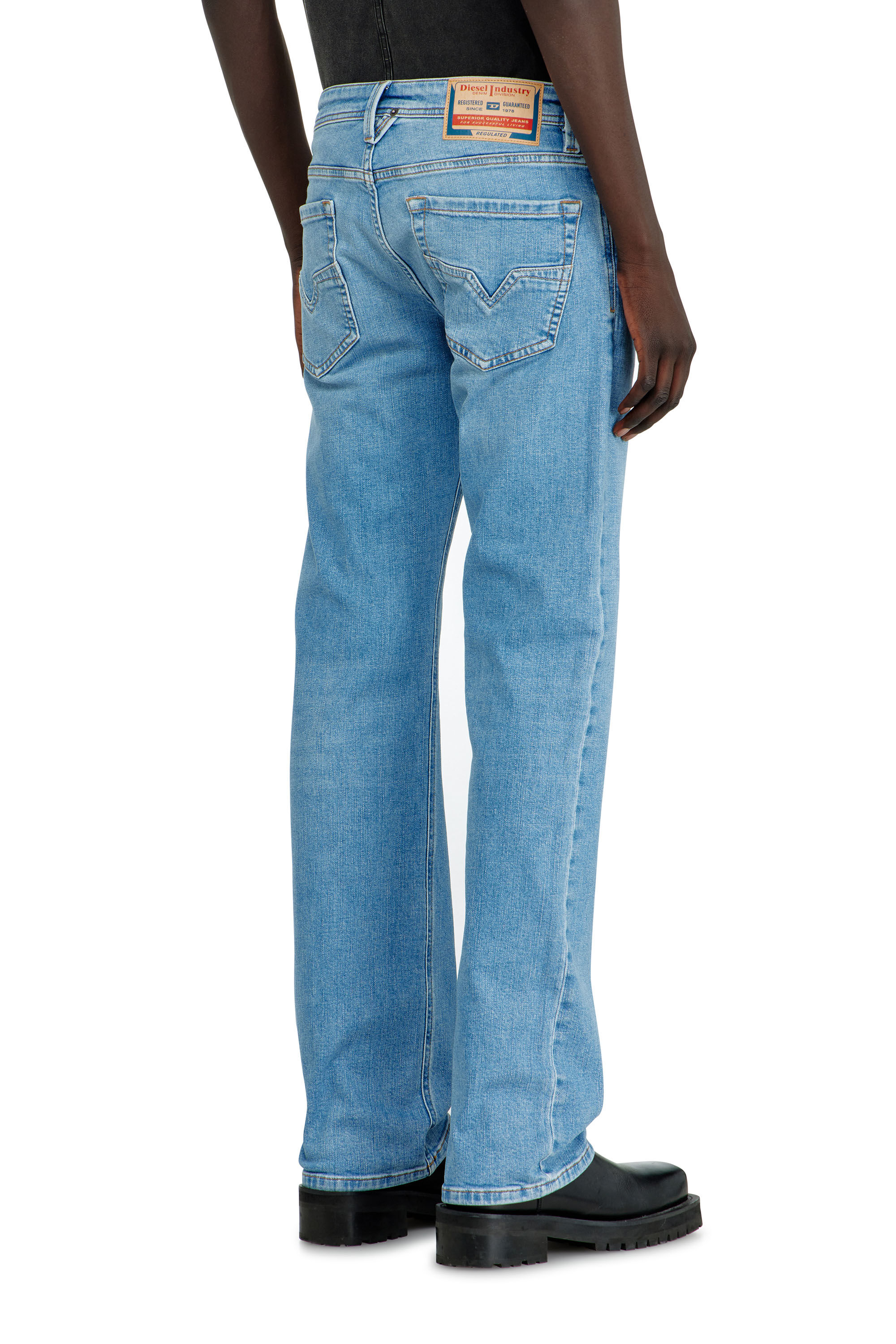 Diesel - Regular Jeans 1985 Larkee 0HDBJ Uomo, Blu Chiaro - Image 5