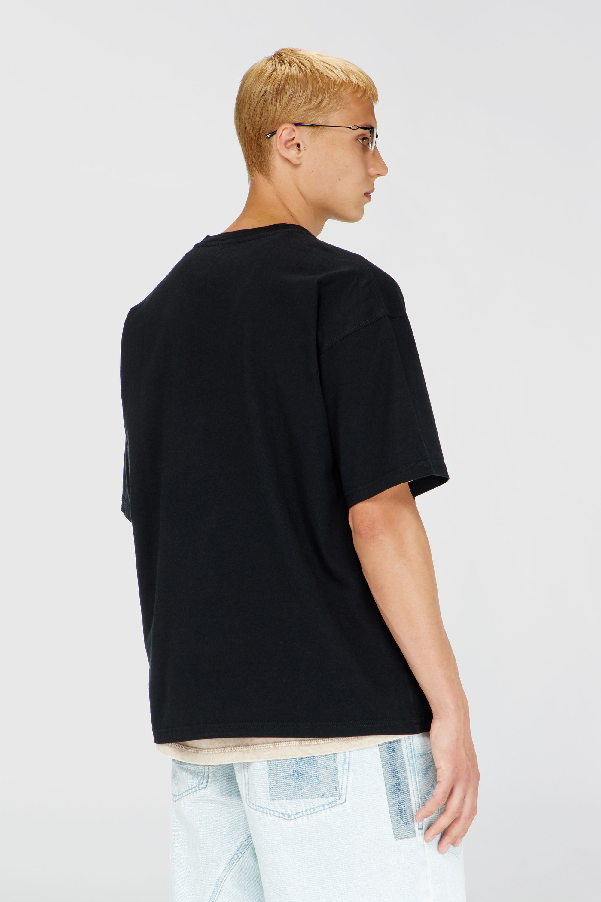 Diesel - T-BOXT-LAB, T-shirt con patch logo jacquard Uomo in Nero - 4