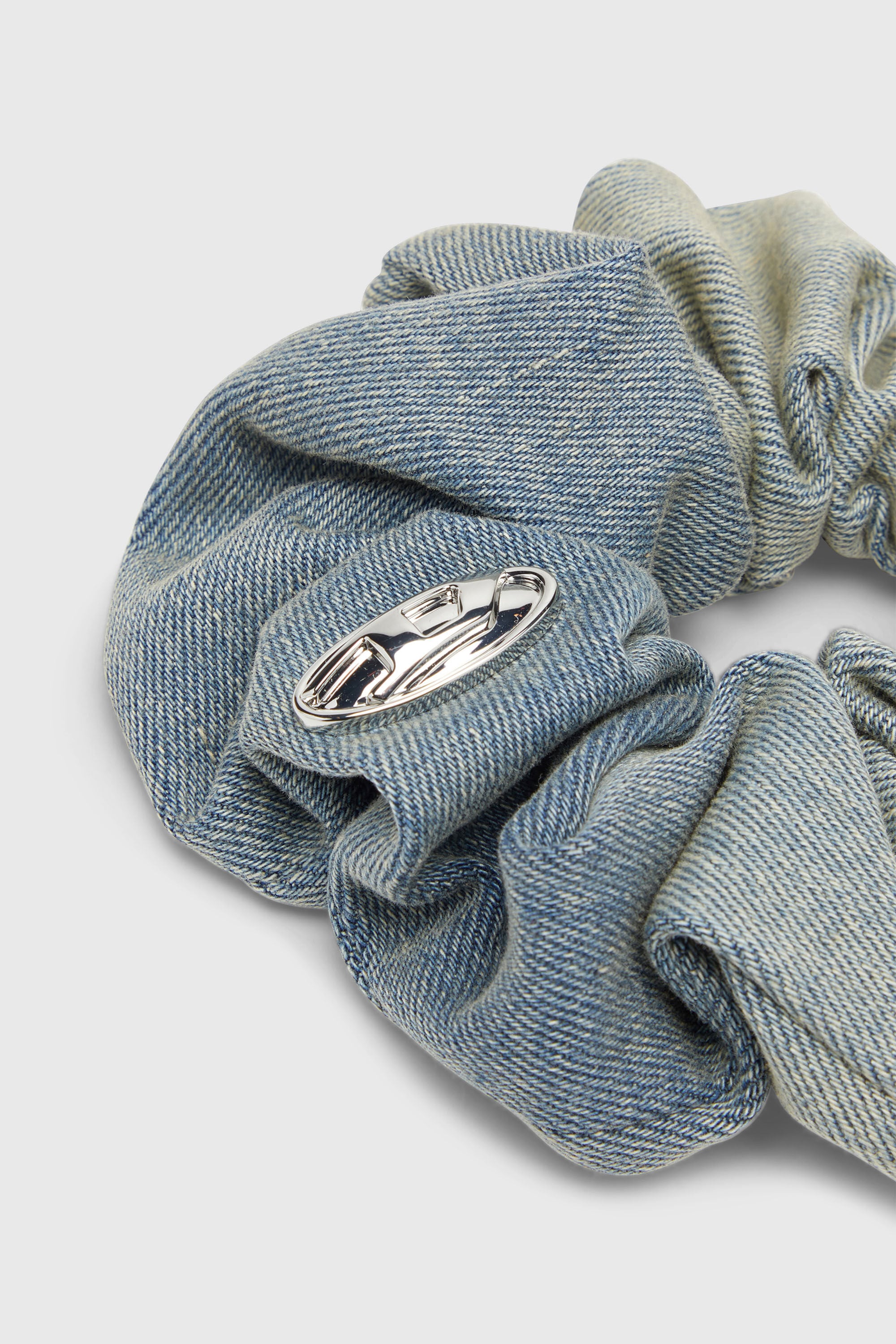 Diesel - BANGLE SCRUNCHIE, Scrunchie in denim solarizzato Donna in Blu - 2