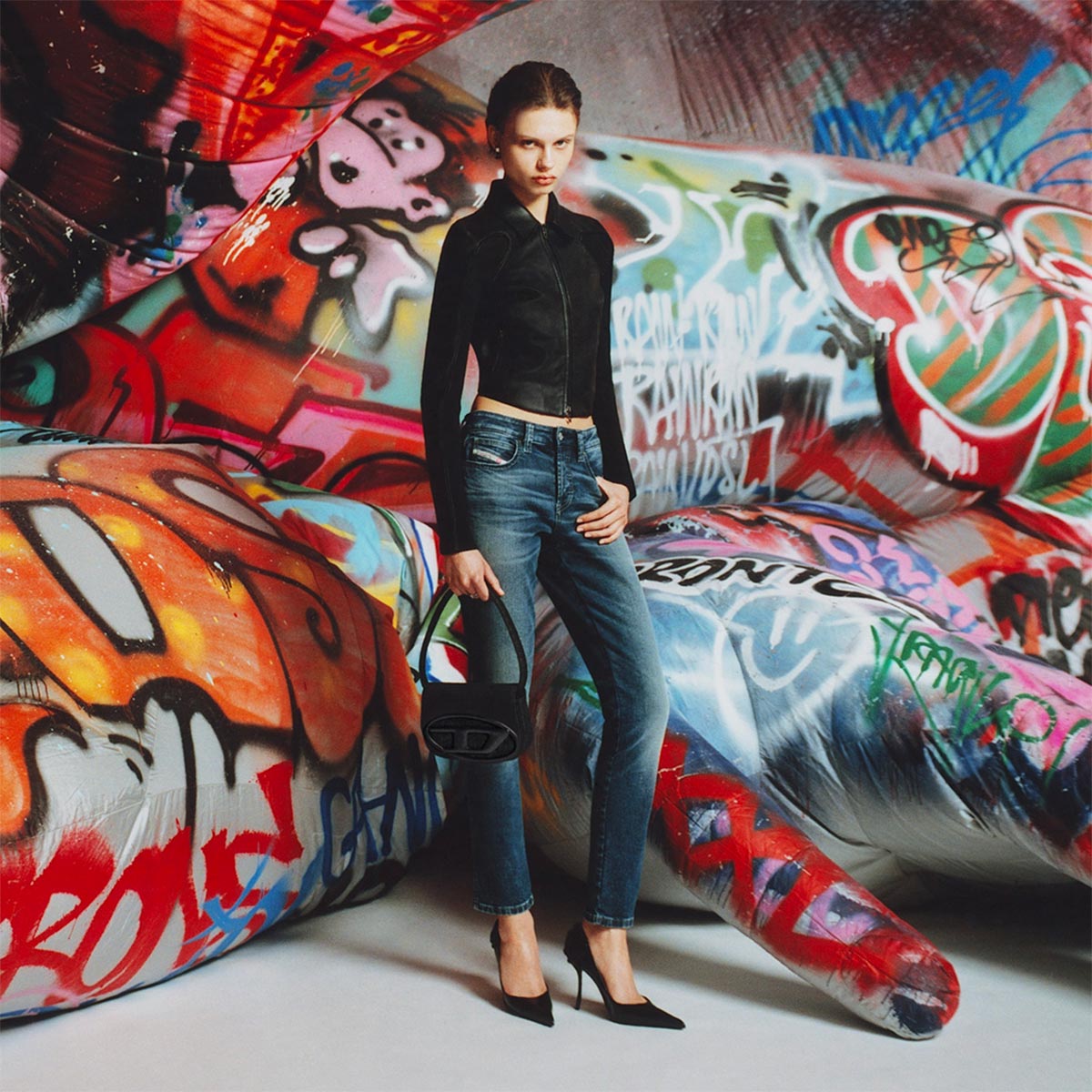 Una donna che indossa i jeans Diesel