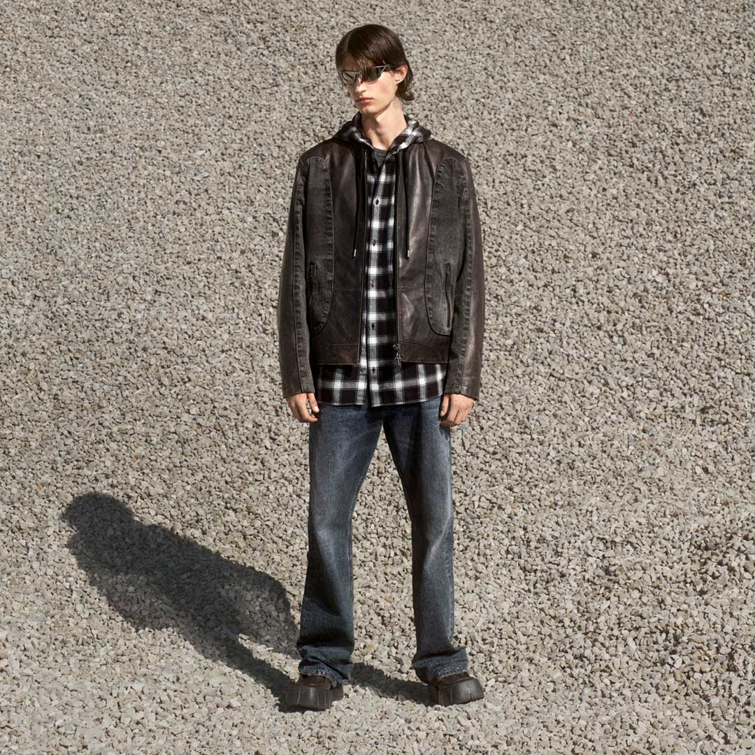 Un uomo che indossa i jeans Diesel