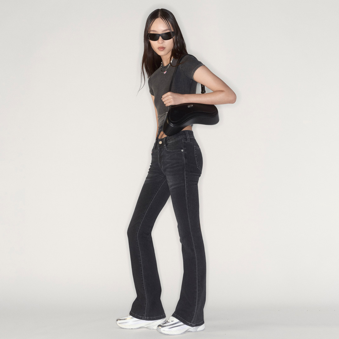 Una donna che indossa i jeans Diesel