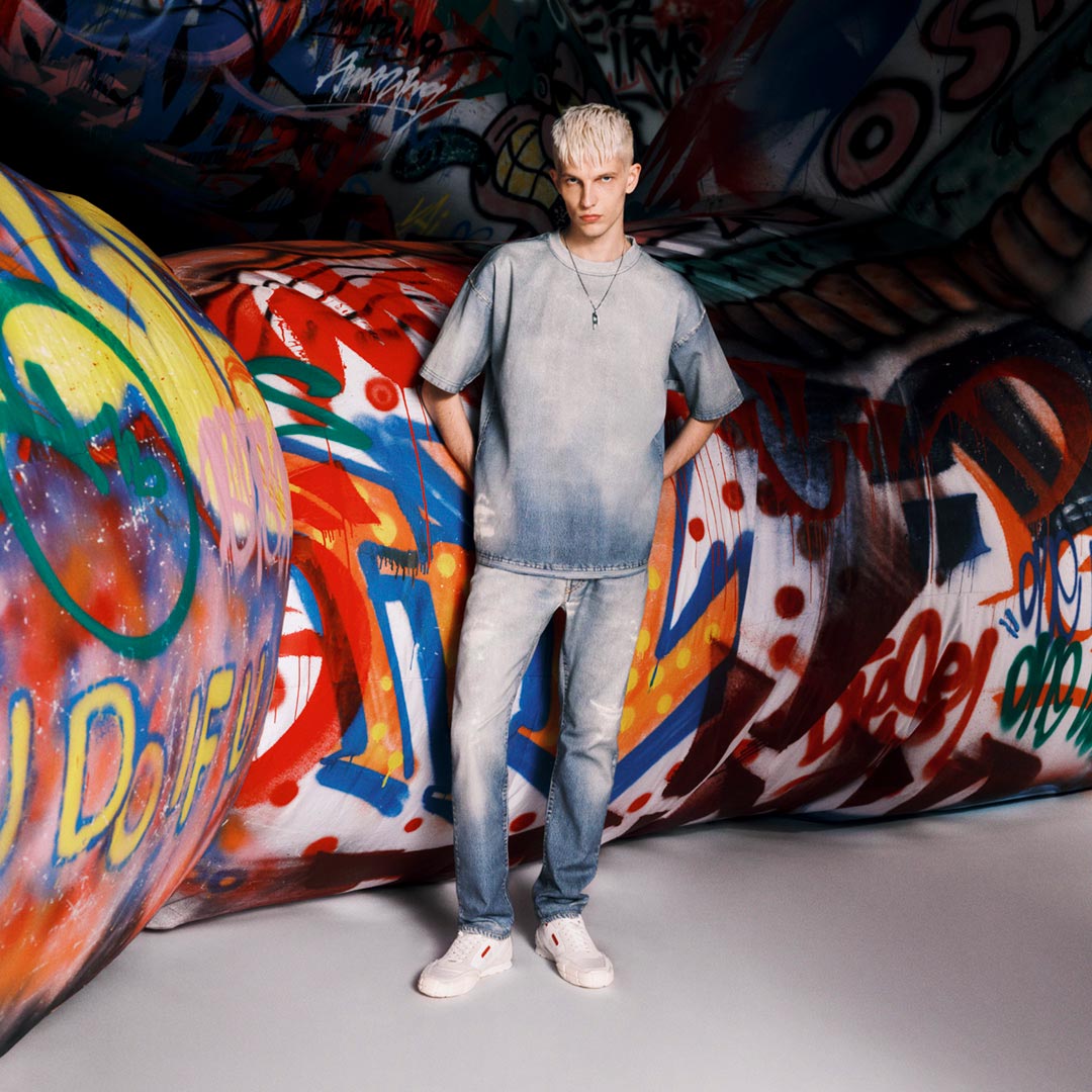 Un uomo che indossa i jeans Diesel