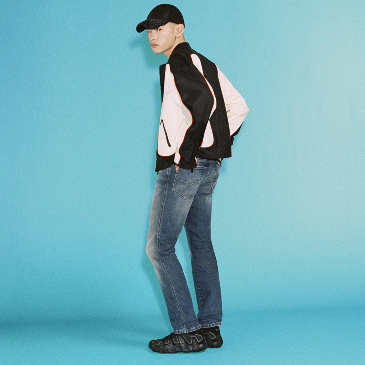 Un uomo che indossa i jeans Diesel