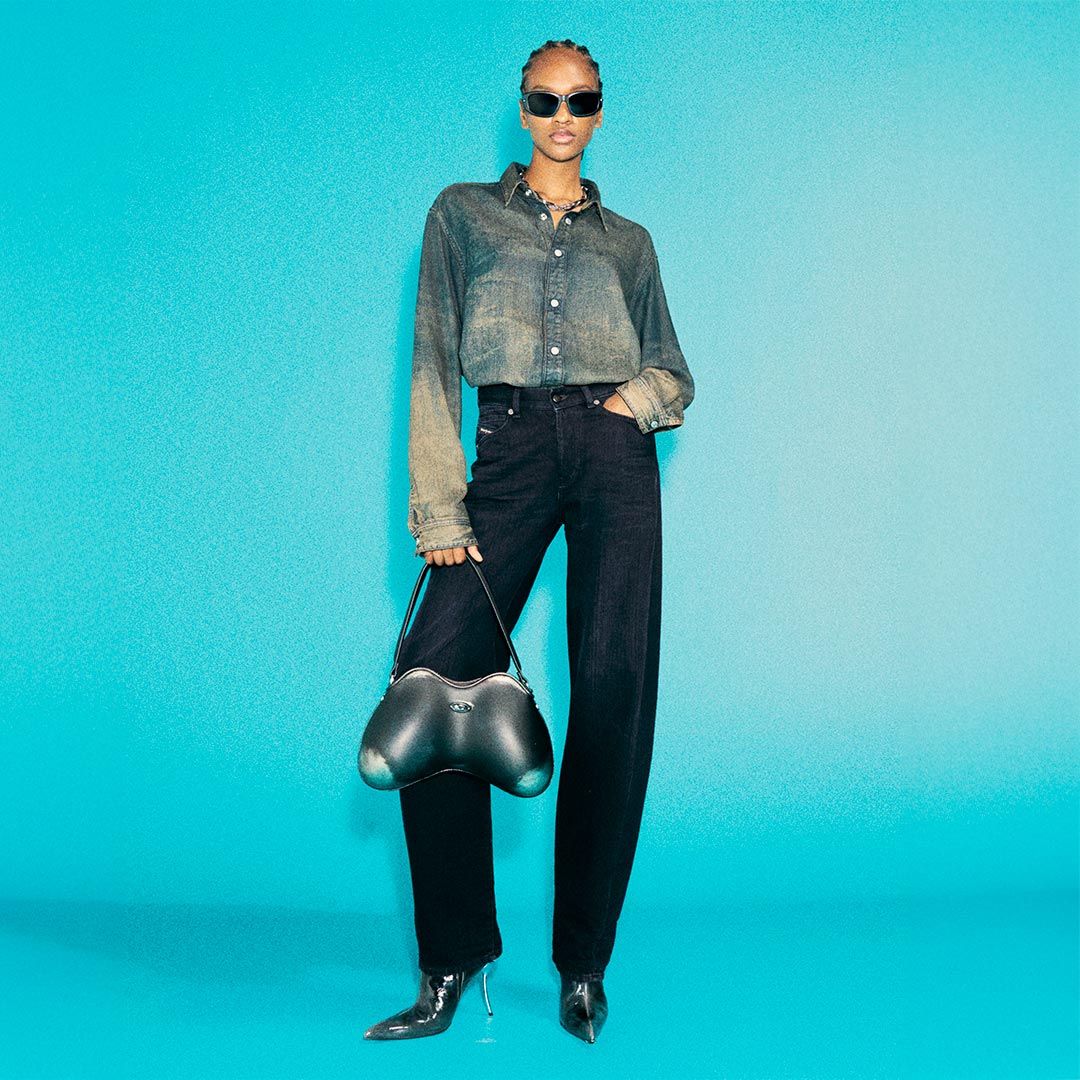 Una donna che indossa i jeans Diesel