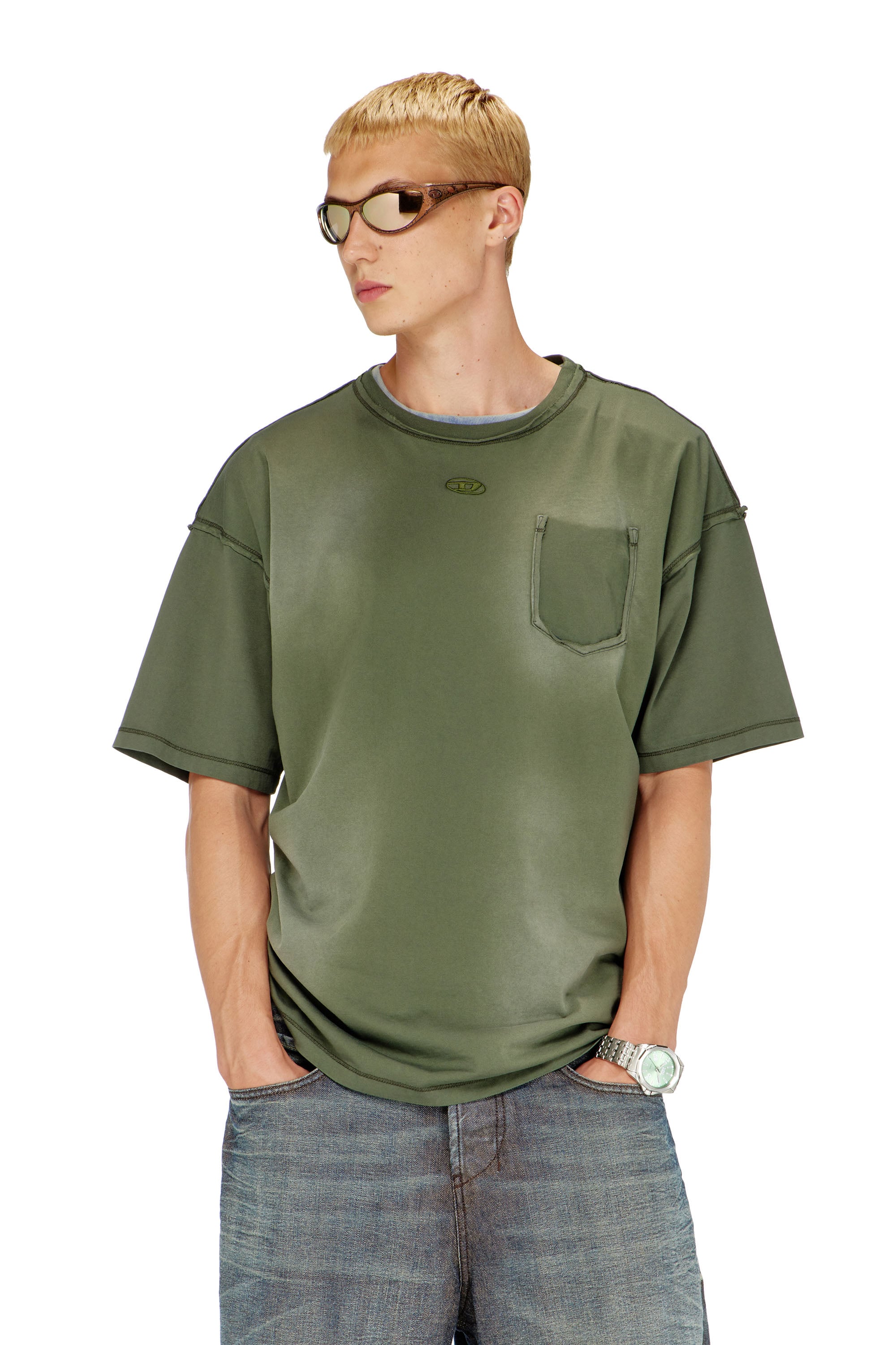 Diesel - T-POCK, T-shirt faded con taschino effetto ripped Uomo in Verde - 1