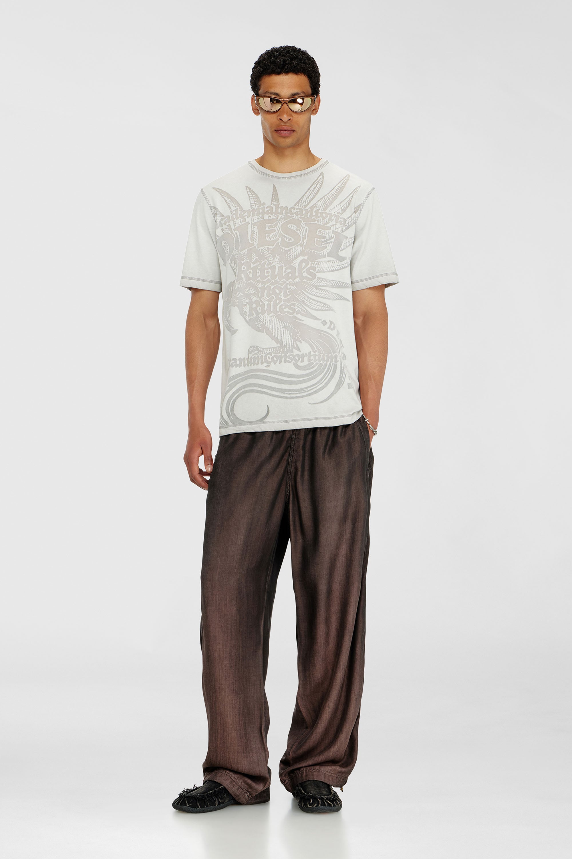 Diesel - T-RAWJUST-AA1, T-shirt in jersey con grafica in rilievo Uomo in Grigio - 2