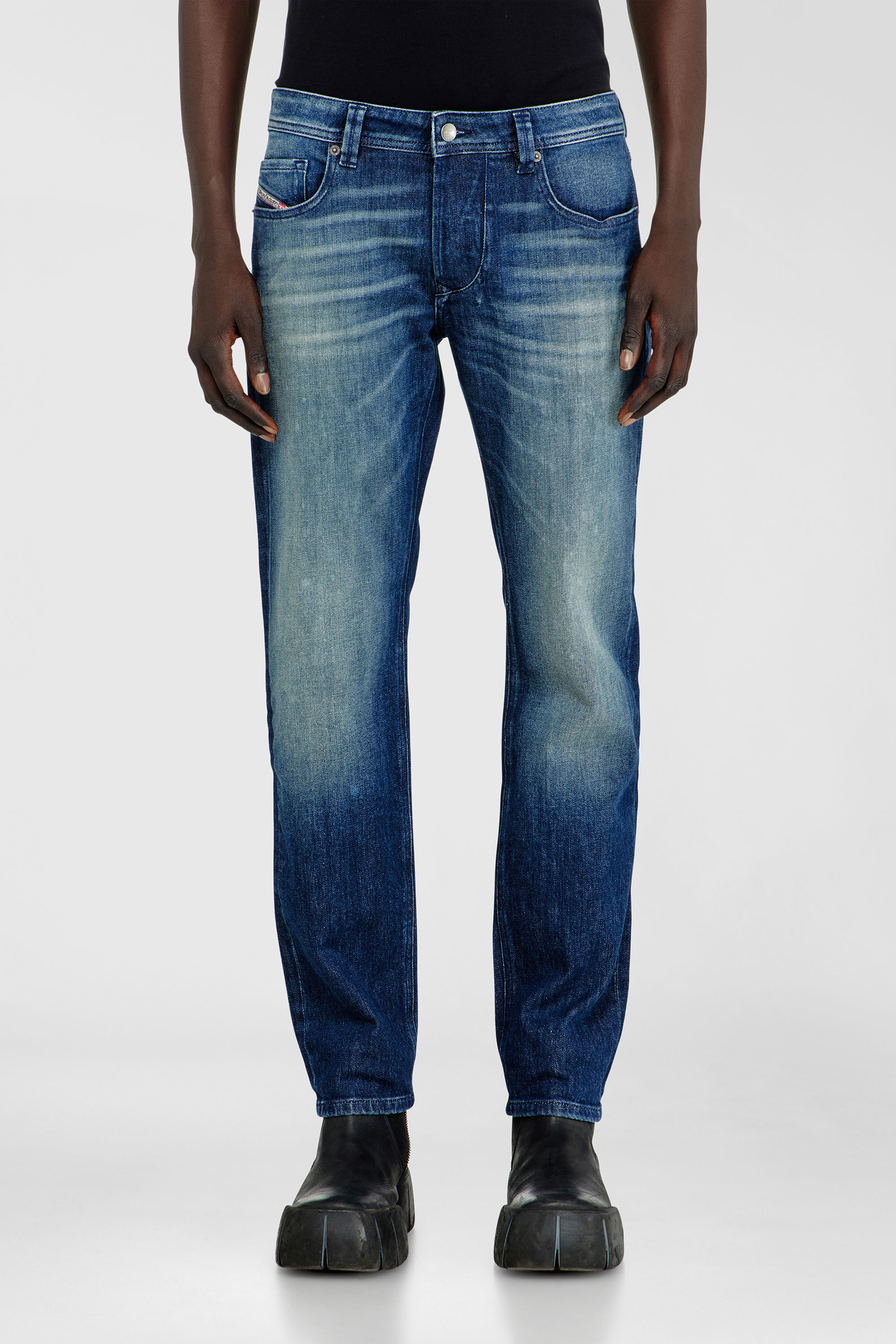 Diesel - Regular Jeans 1986 Larkee-Beex 0KBBR Uomo, Blu Scuro - Image 1