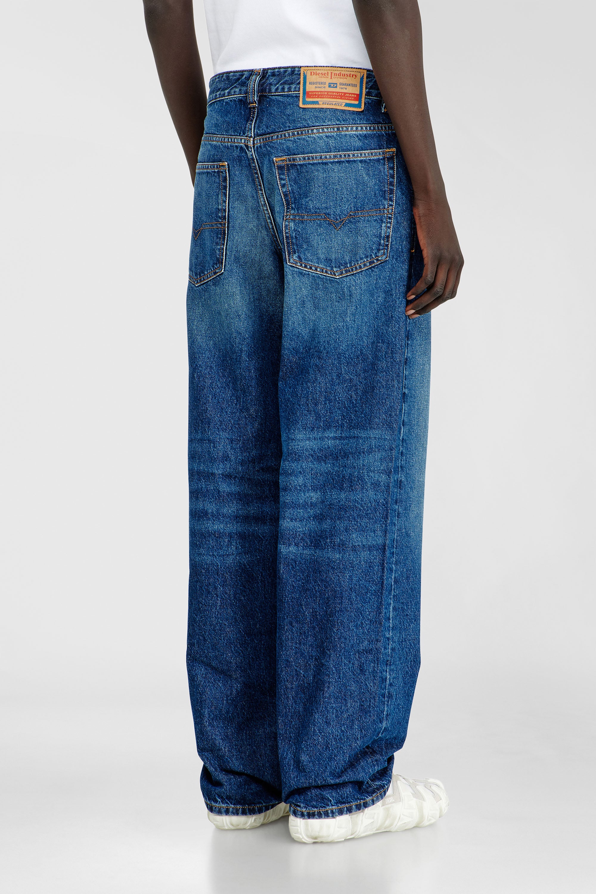 Diesel - Relaxed Jeans 2001 D-Macro 09I27 Uomo, Blu medio - Image 4