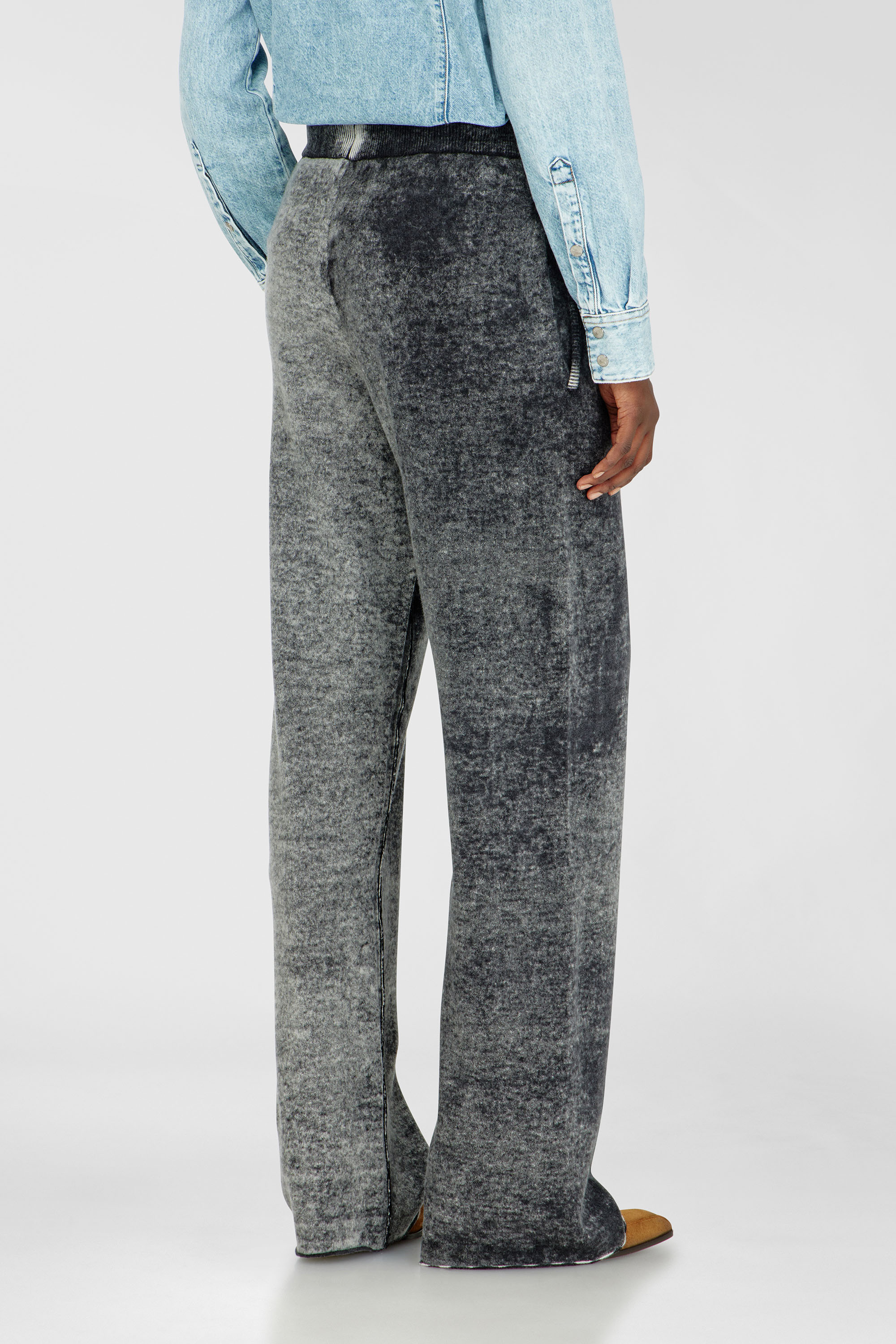 Diesel - M-HONORINE, Pantaloni tuta in maglia con stampa interna Donna in Grigio - 4