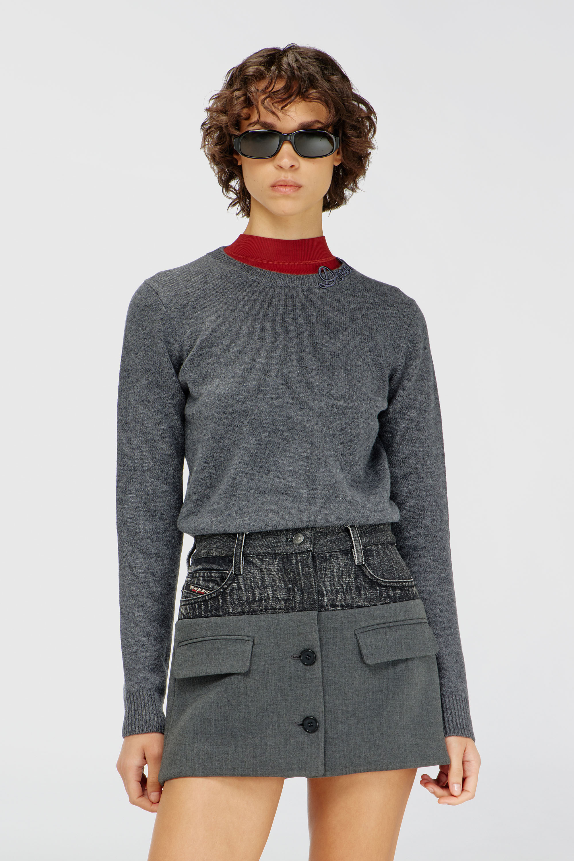 Diesel - M-IMARA, Maglione in lana con logo ricamato sul collo Donna in Grigio - 3