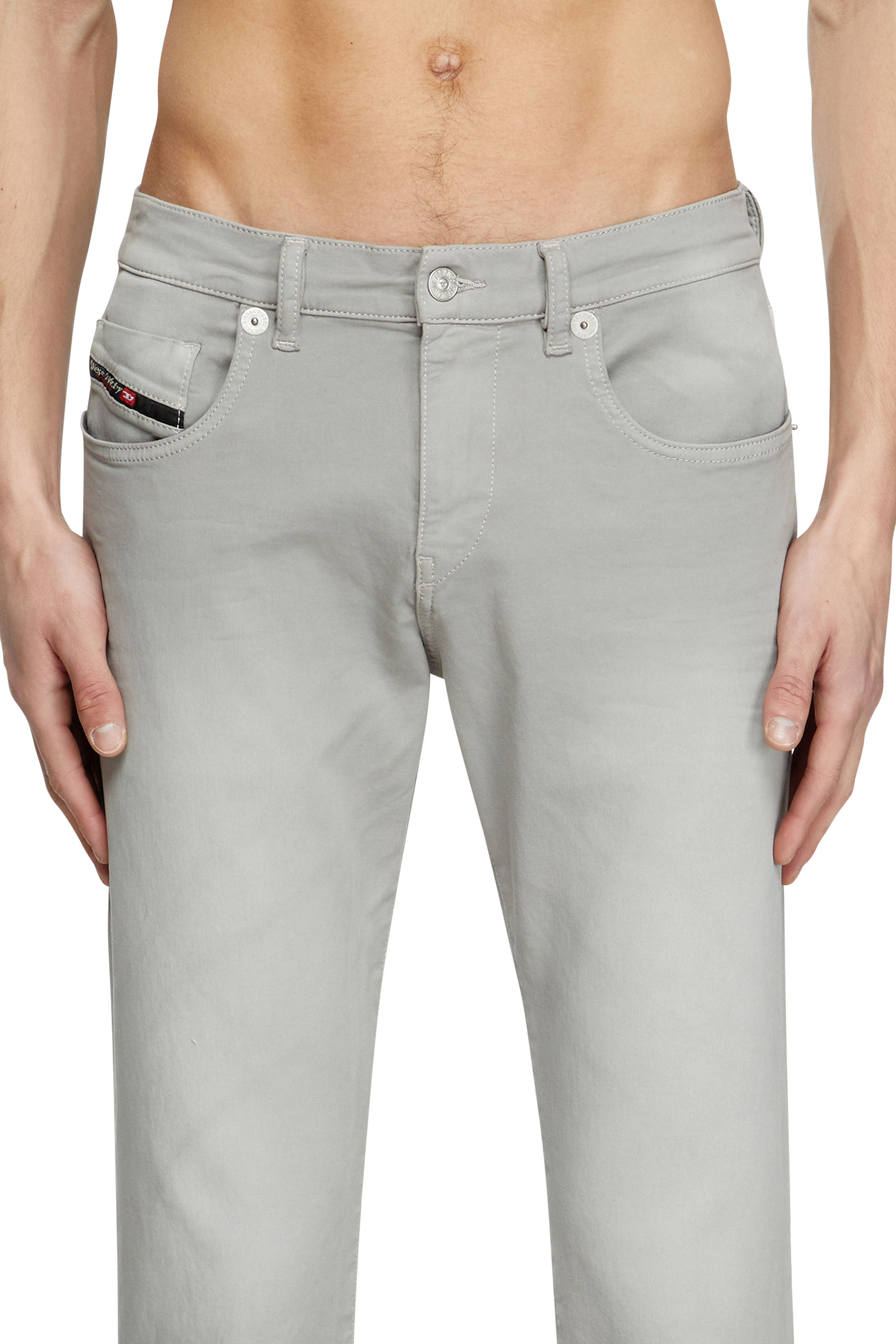 Diesel - Slim 2060 D-Strukt Joggjeans® 0670M Uomo, Grigio Chiaro - Image 5