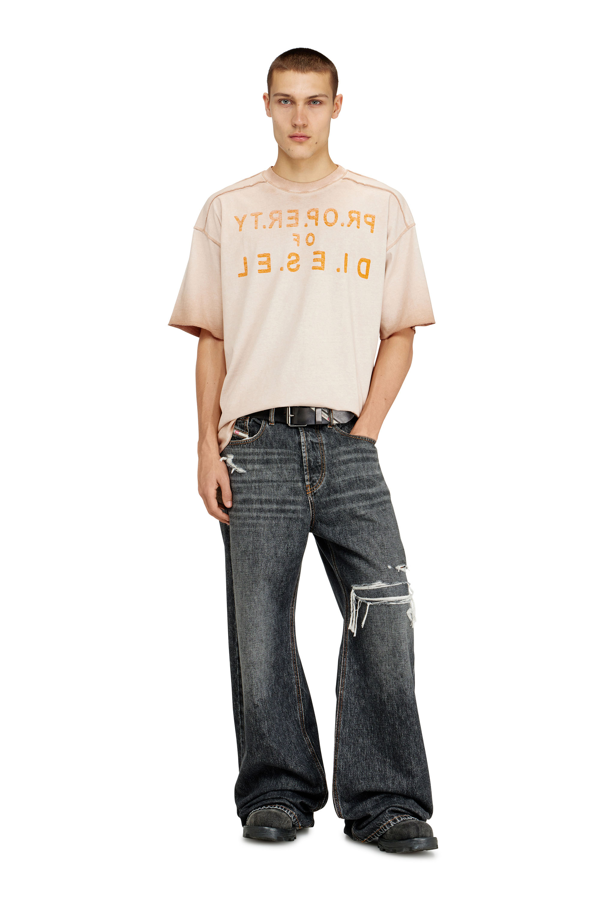 Diesel - T-LOOK, T-shirt in cotone dal taglio rilassato con stampa fronte e retro Uomo in ToBeDefined - 2