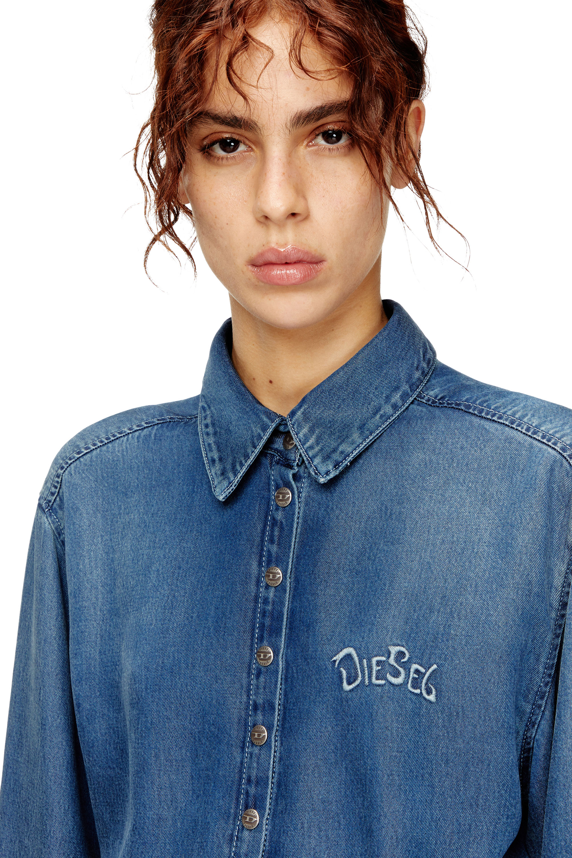 Diesel - DE-DREVIA-S, Abito in denim con ricamo sulla schiena Donna in Blu - 4