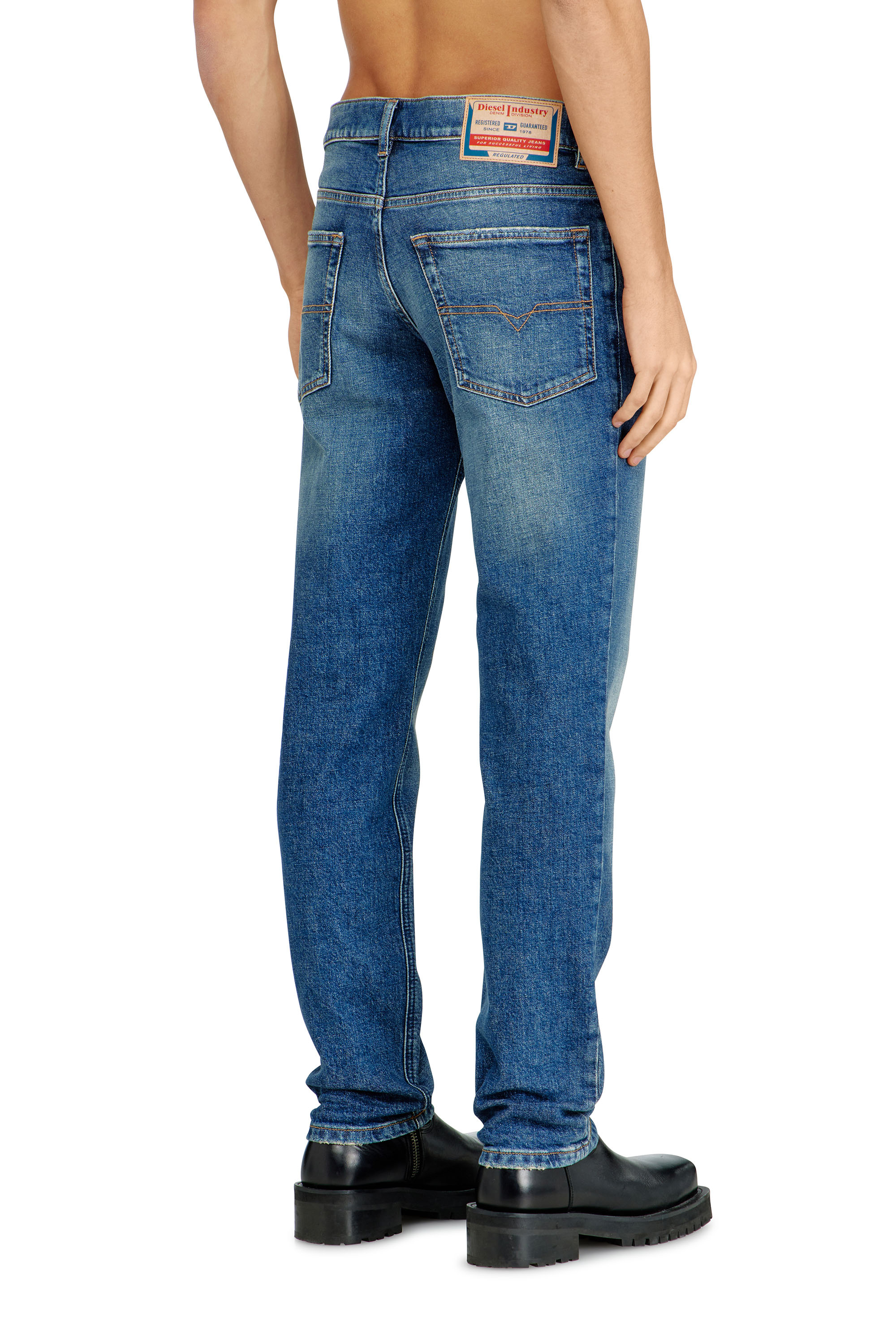 Diesel - Regular Jeans 2023 D-Finitive 0BEBD Uomo, Blu - Image 4