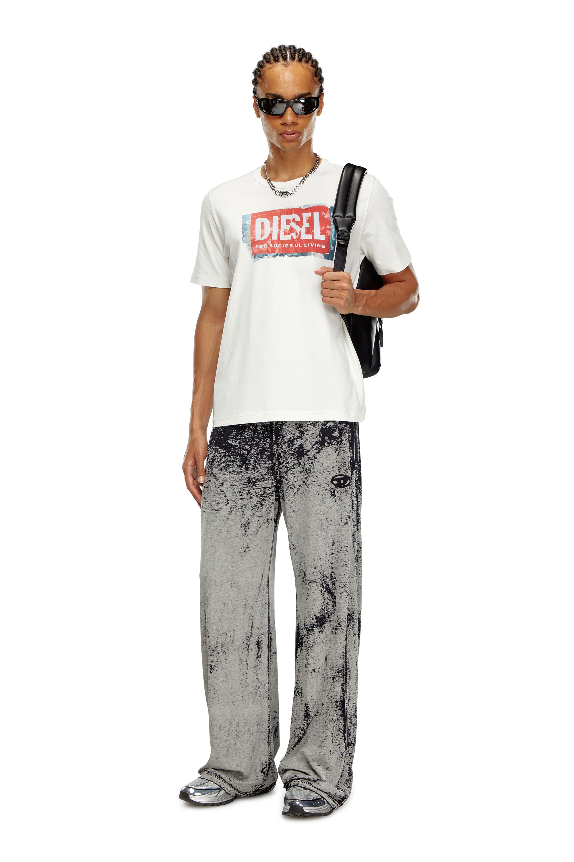 Diesel - T-ADJUST-Q6, T-shirt con logo effetto stropicciato Uomo in Bianco - 2