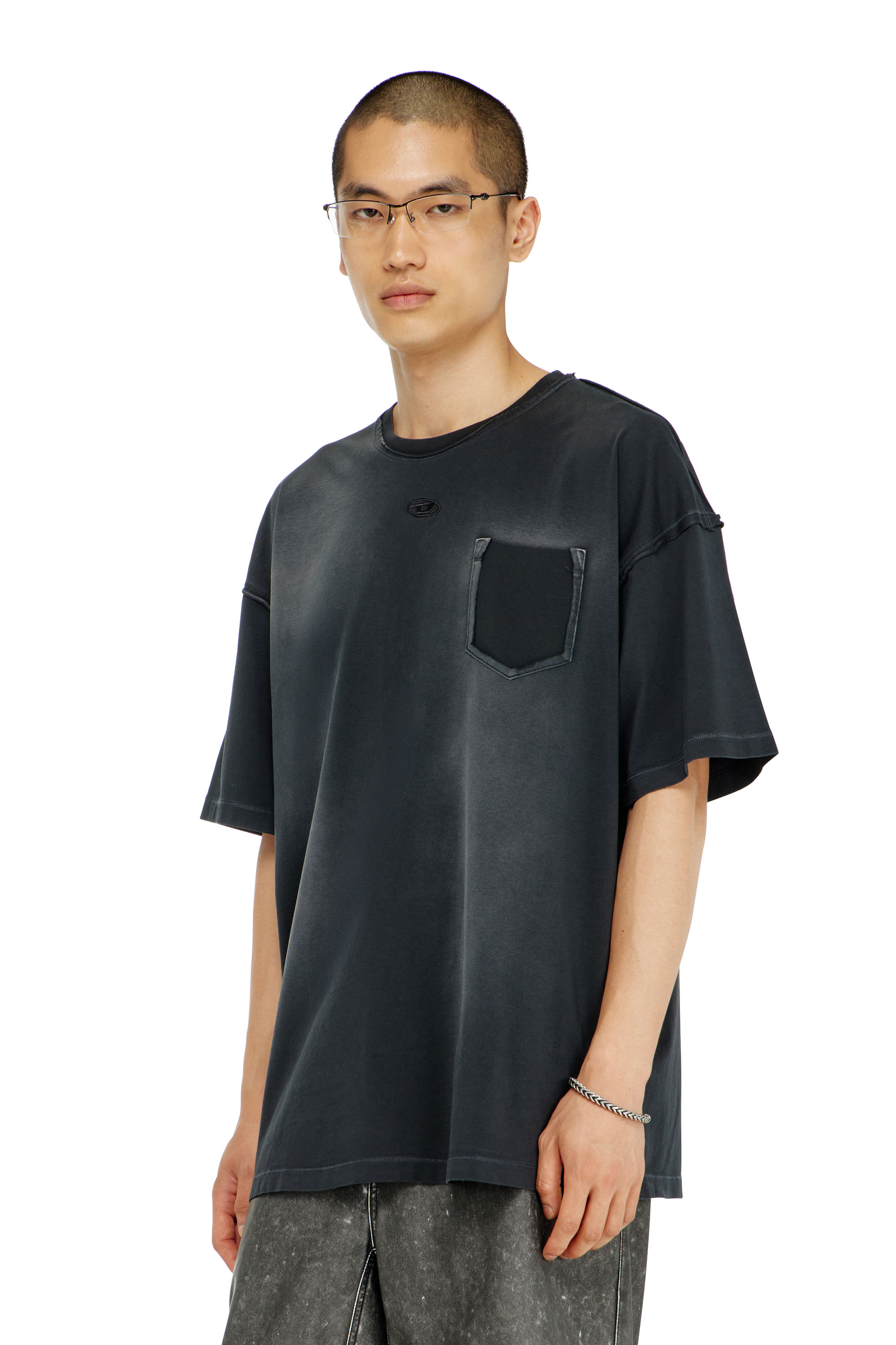 Diesel - T-POCK, T-shirt faded con taschino effetto ripped Uomo in Nero - 1
