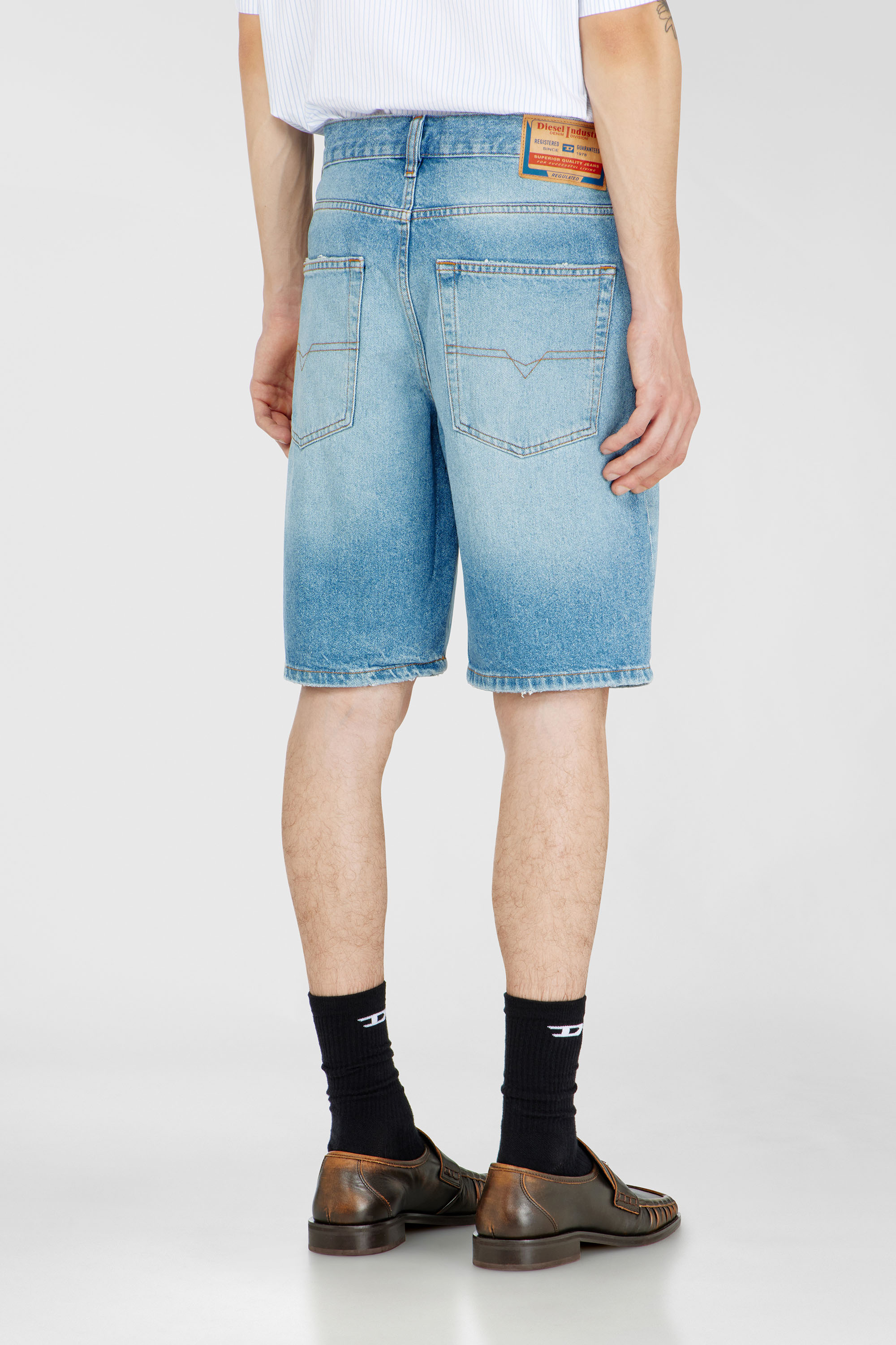 Diesel - REGULAR-SHORT, Shorts in denim Uomo in Blu - 4