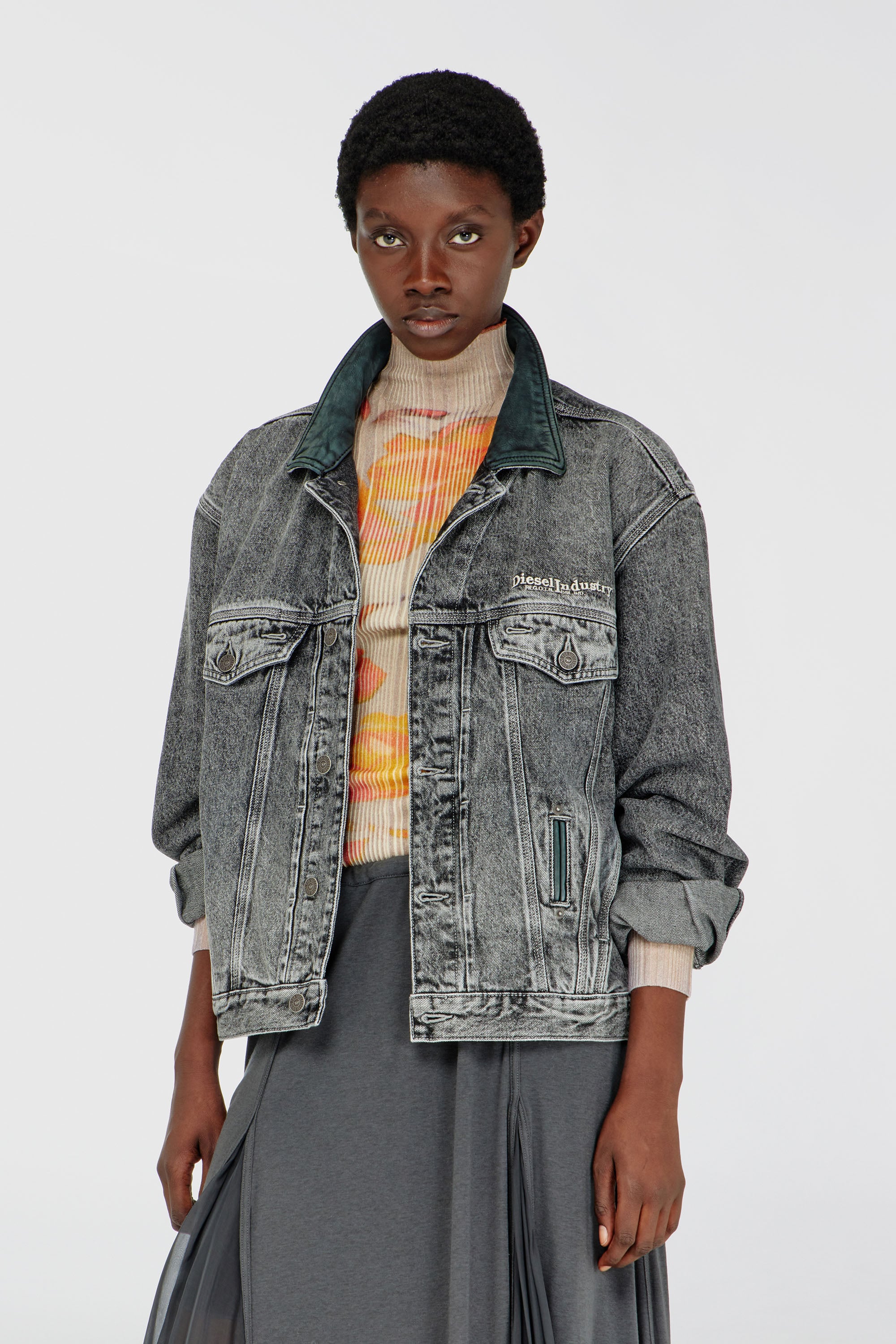 Diesel - D-DENVER-S, Giacca trucker in denim con rifiniture in pelle tono su tono Unisex in Grigio - 6