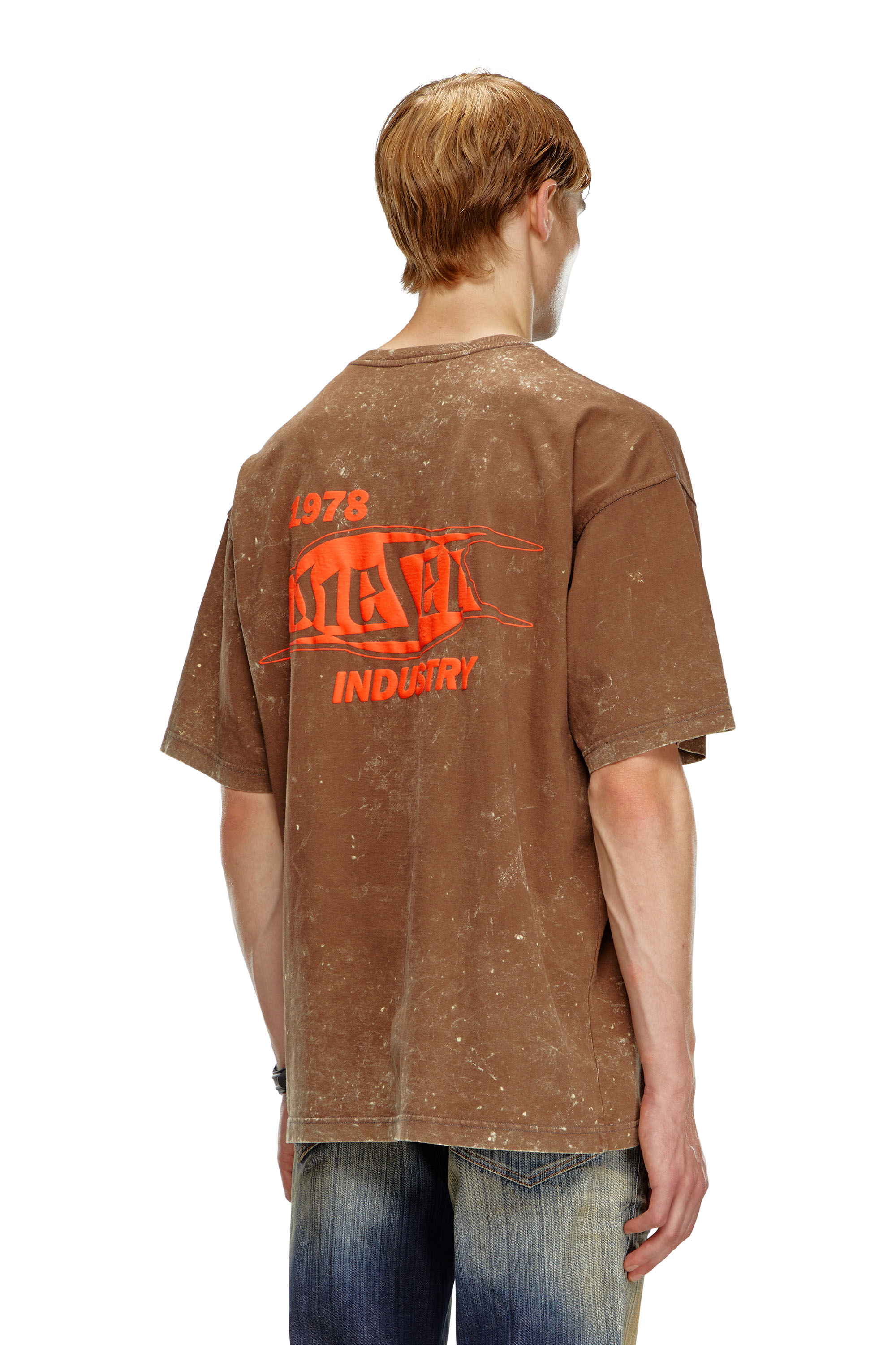 Diesel - T-BOXT-Q8, T-shirt effetto marble con logo puffy Uomo in Marrone - 4