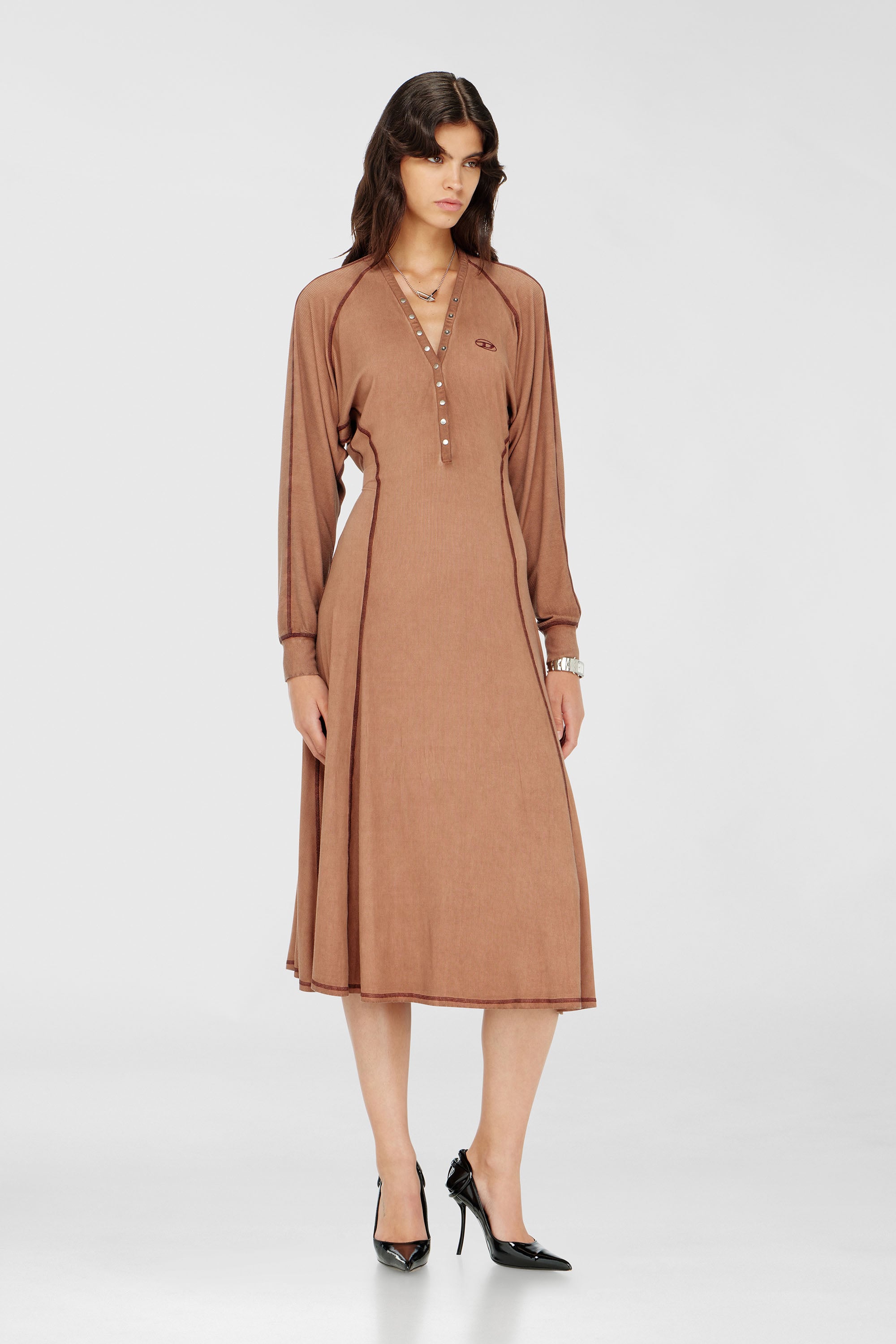 Diesel - D-ISERINA, Abito midi in jersey a costine con maniche a pipistrello Donna in Marrone - 1
