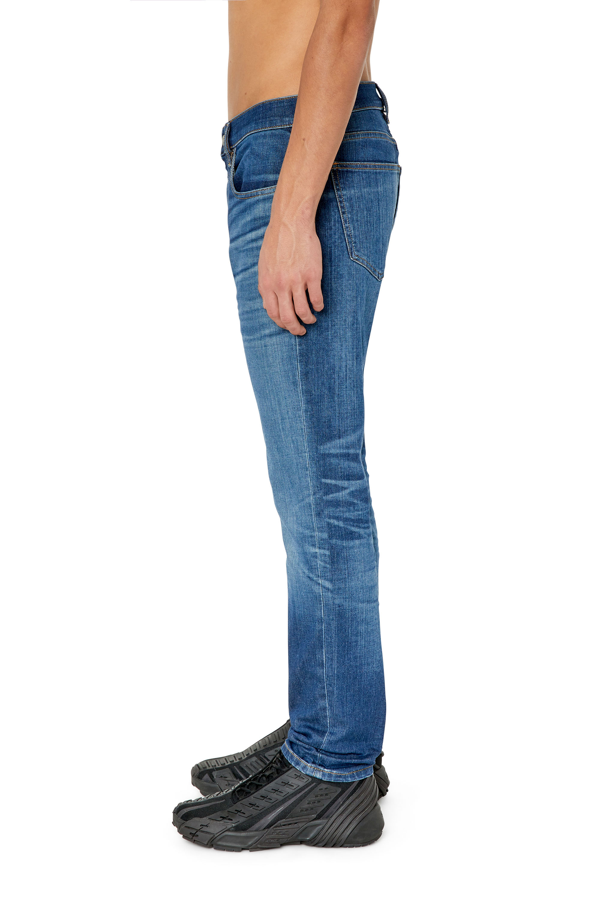 Diesel - 2019 D-Strukt 0NFAN Slim Jeans, Blu Chiaro - Image 4