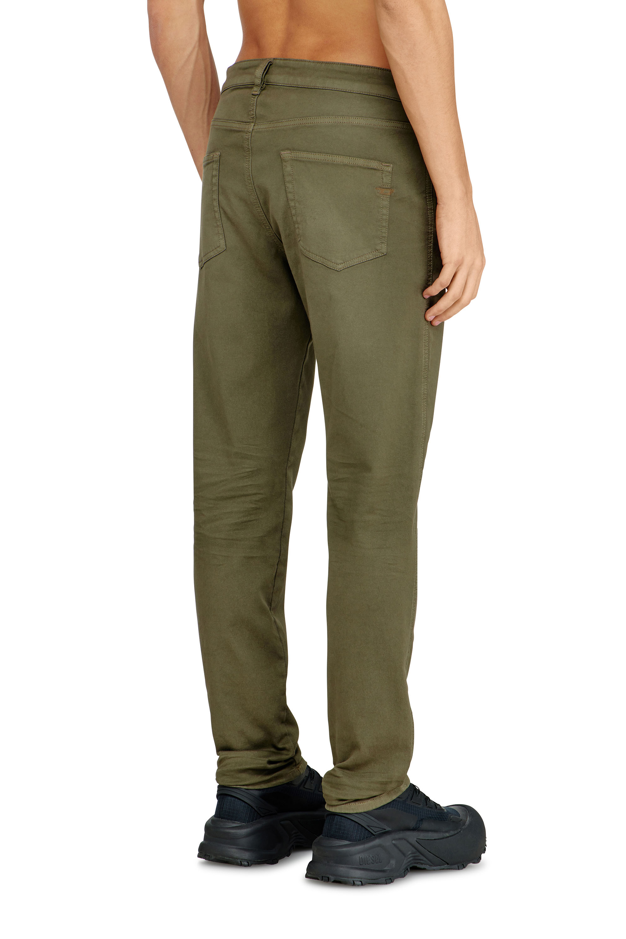 Diesel - Slim 2062 D-Strukt Joggjeans&reg; 0670M Uomo, Verde Militare - Image 4