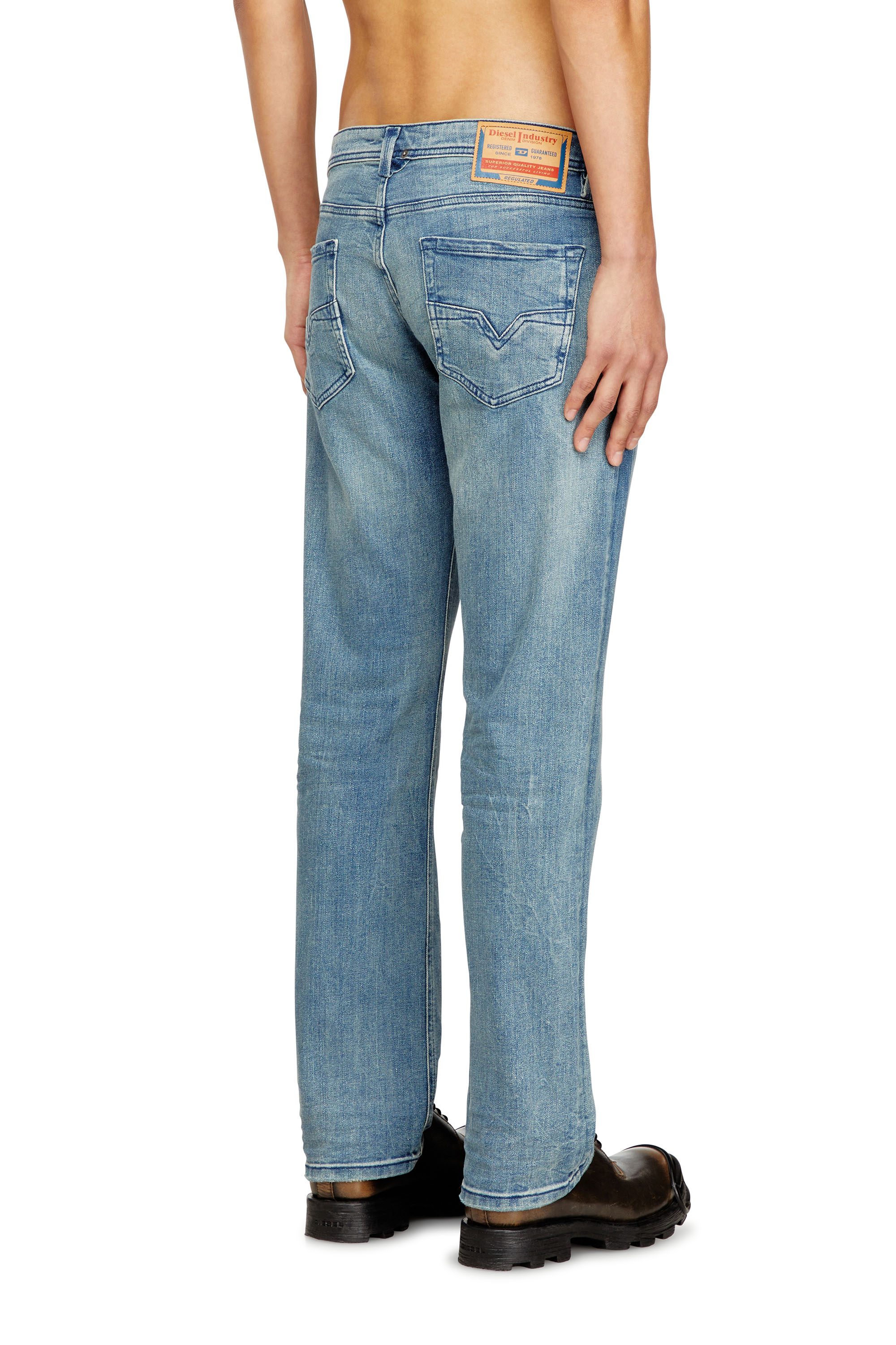 Diesel - Regular Jeans 1985 Larkee 0BMBW Uomo, Blu medio - Image 4