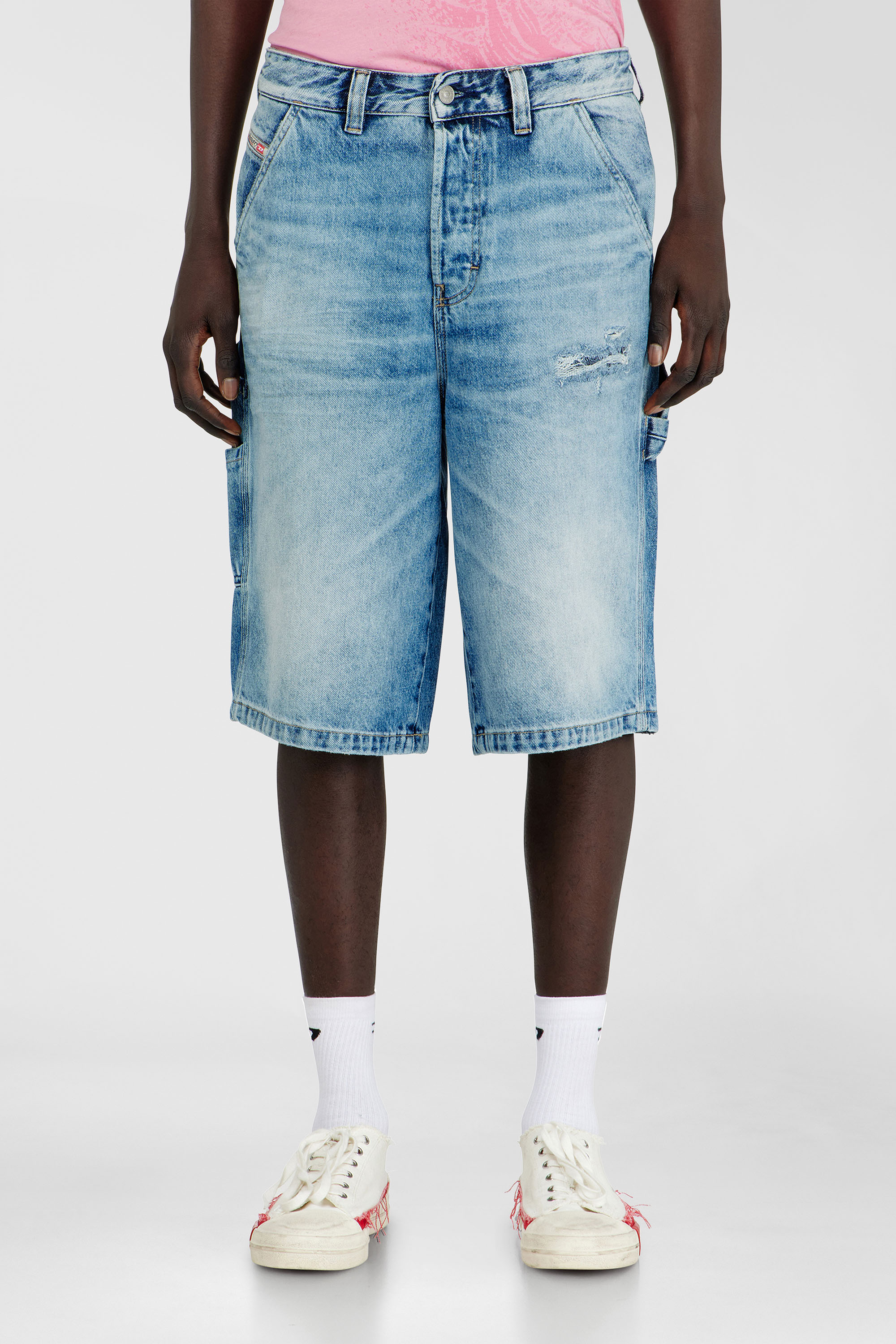 Diesel - D-LIVERY-W-SHORT, Shorts relaxed in denim fluido con rotture Uomo in Blu - 3