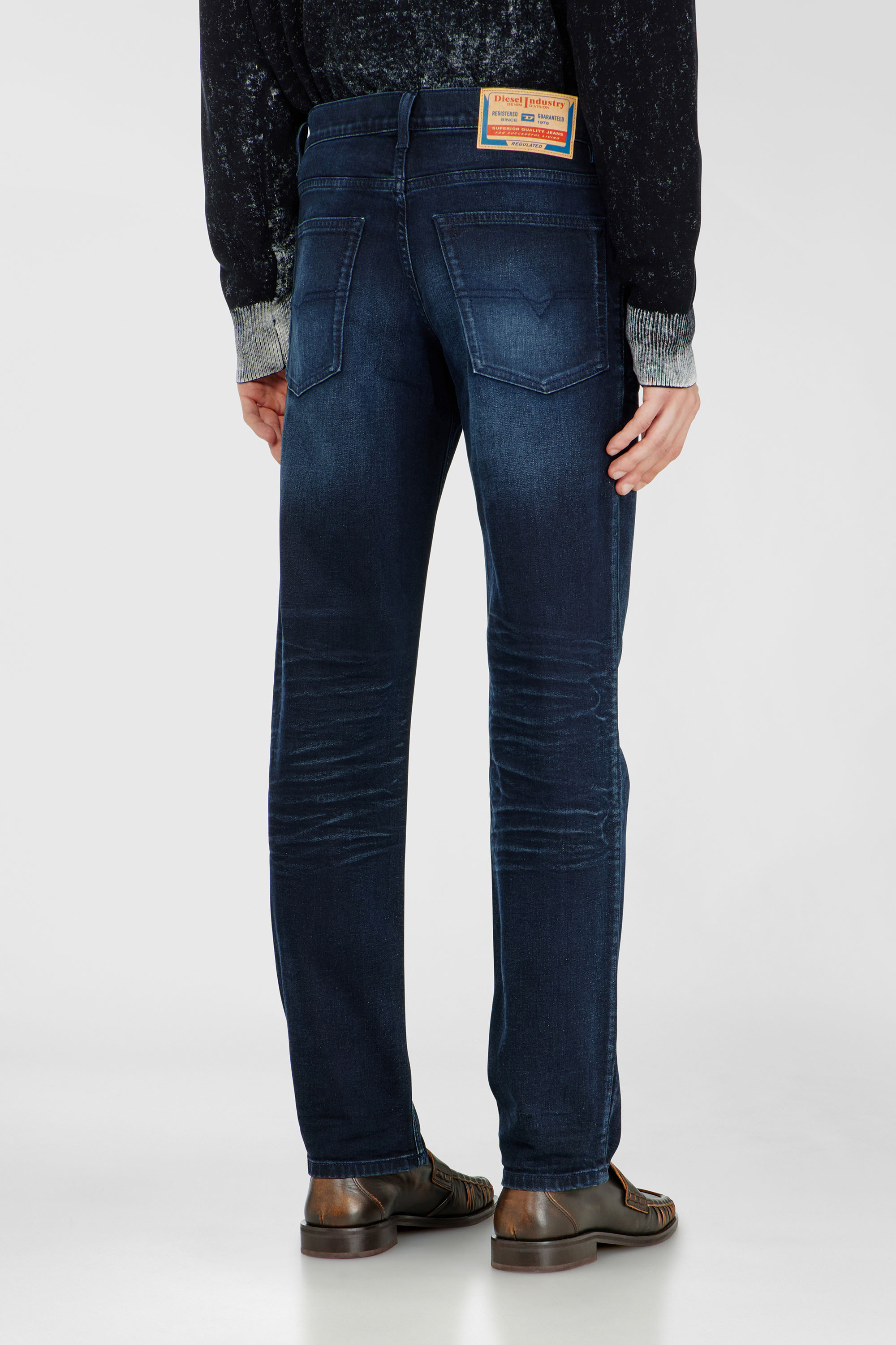 Diesel - Regular Jeans 2023 D-Finitive 0BMBX Uomo, Blu Scuro - Image 5