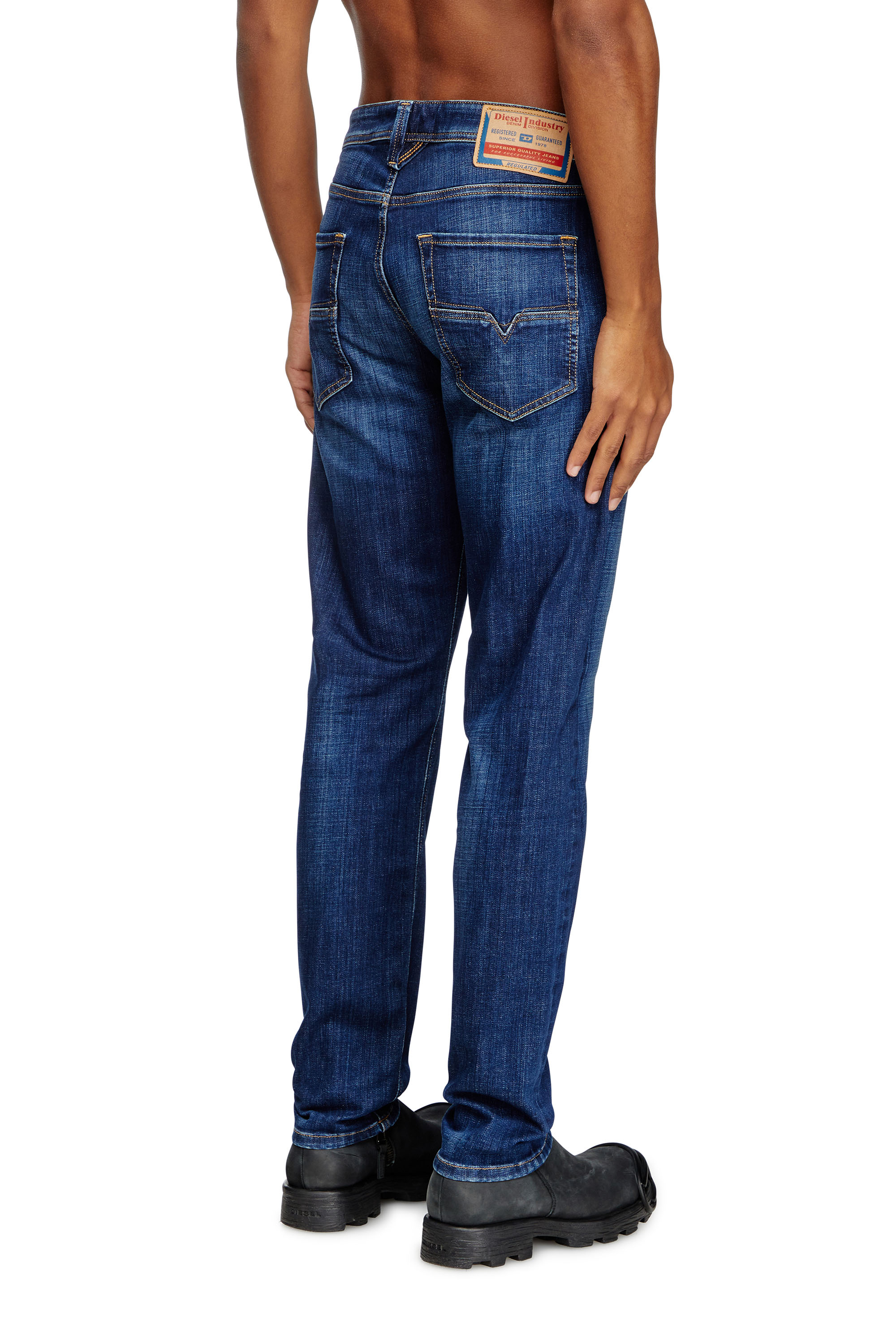 Diesel - Regular Jeans 1986 Larkee-Beex 09L62 Uomo, Blu Scuro - Image 4