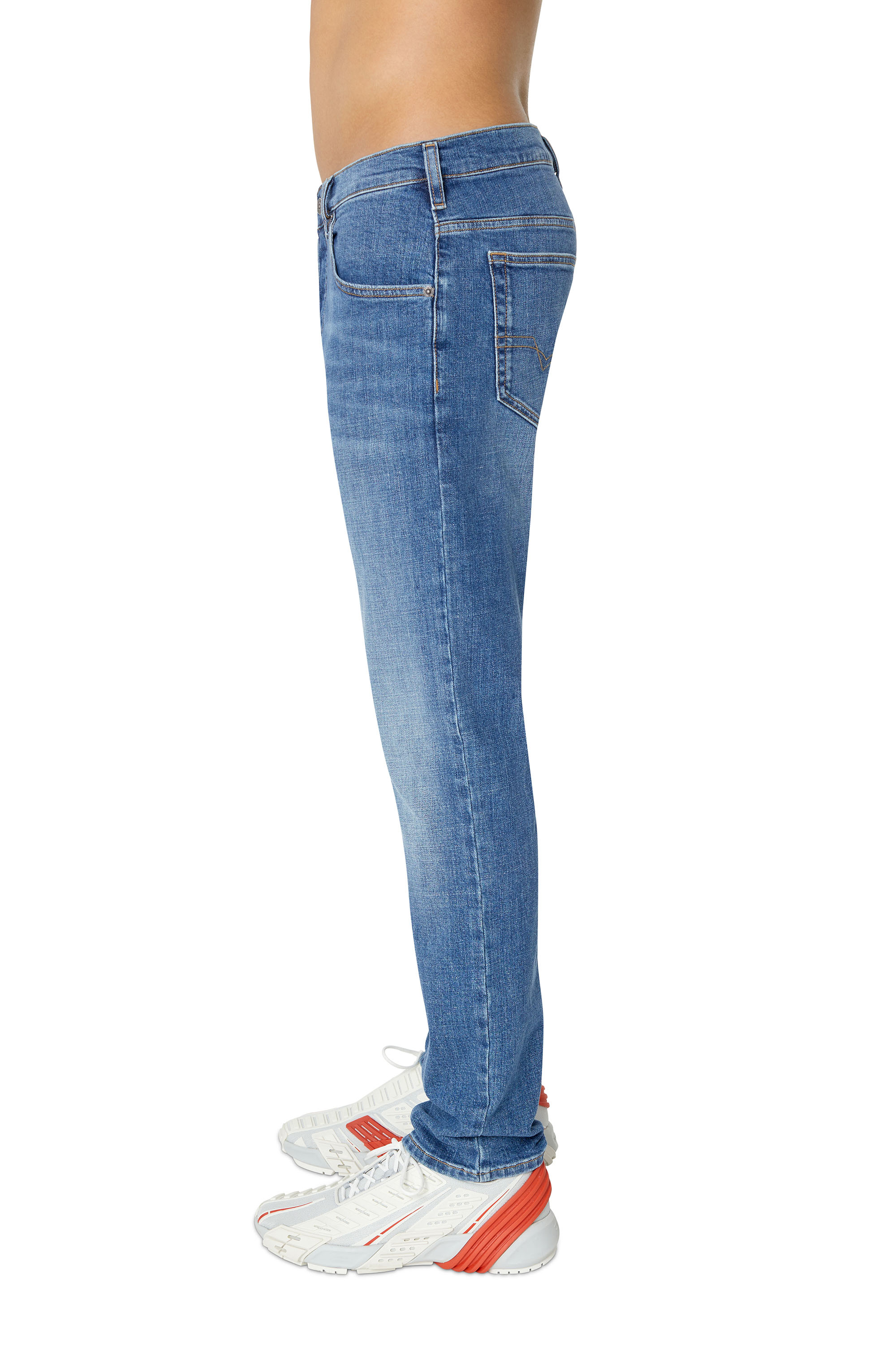 Diesel - D-Yennox 0IHAT Tapered Jeans, Blu medio - Image 4